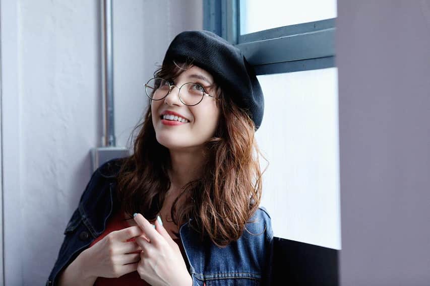 村上シェリーのインスタグラム：「😊⭐️🤓👓 子どもの頃はメガネっ子👓 大人になるにつれて自然と視力は1.5に回復。 #遠視 #メガネ をかけると心もあの頃に戻る🤓 汗ばむ夏にかける少し重たいメガネは子どもながらに苦手だったな〜🤪今は驚くほど軽量のものがあるようで羨ましい✨ • •  Photo @hossy052  Hair makeup @nao_ikeda1215  #barkinstyle #村上シェリー」