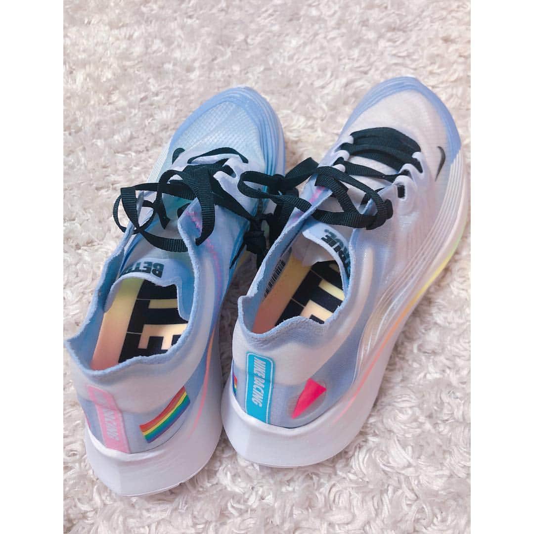 小林恵美のインスタグラム：「New in❤️ NIKE 👟👟 #かわいいスニーカーGET #秋からまた運動始める#予定 #決して今からではない🙄」