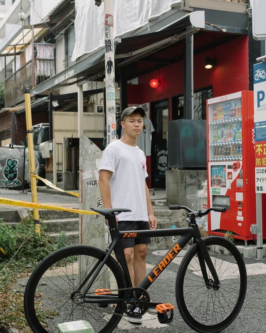 那須川天心さんのインスタグラム写真 - (那須川天心Instagram)「BROTURES ピストバイクデビュー☆ 新しい自転車を頂きました🤩 めちゃくちゃカッコ良い!! 張り切って東京から家まで自転車で帰ったらお尻に激痛走ってます！笑 これから乗りまくりたいと思います！！ ありがとうございます😊  カリフォルニアの世界No.1ピストバイク @leaderbike ショップ @brotures_harajuku 📸@kageakis  #BROTURES #ピストバイク」7月23日 23時31分 - tenshin.nasukawa