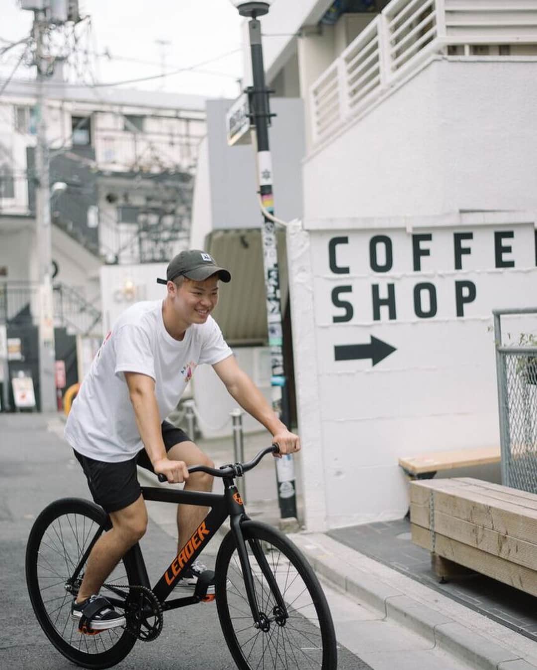 那須川天心さんのインスタグラム写真 - (那須川天心Instagram)「BROTURES ピストバイクデビュー☆ 新しい自転車を頂きました🤩 めちゃくちゃカッコ良い!! 張り切って東京から家まで自転車で帰ったらお尻に激痛走ってます！笑 これから乗りまくりたいと思います！！ ありがとうございます😊  カリフォルニアの世界No.1ピストバイク @leaderbike ショップ @brotures_harajuku 📸@kageakis  #BROTURES #ピストバイク」7月23日 23時31分 - tenshin.nasukawa