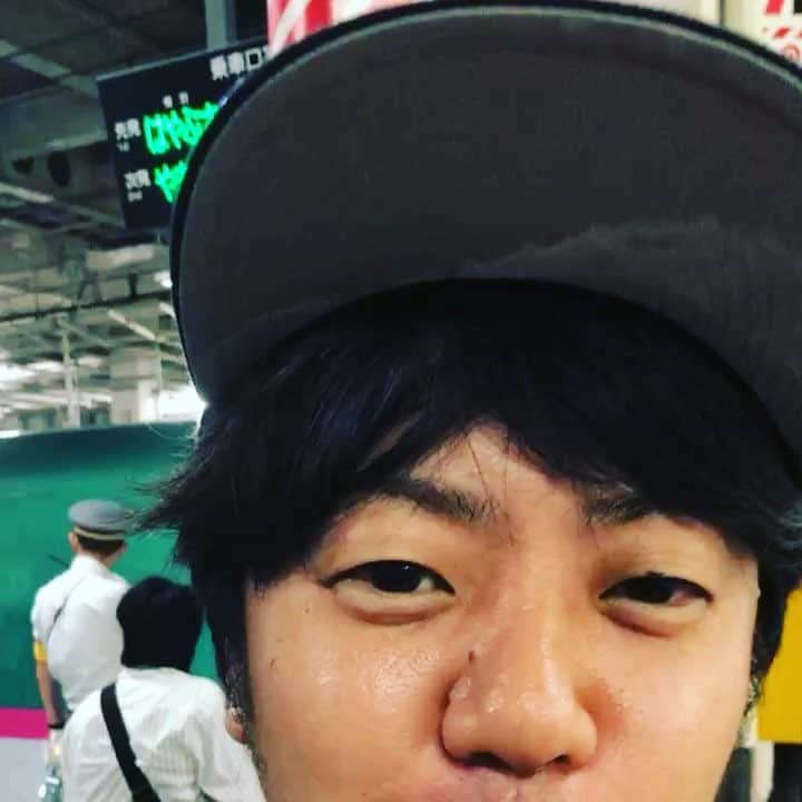 masasucksのインスタグラム：「昨日仙台駅で会ったベースのおじさんが実はバースデイおじさんやったんやな🤘🏻🤘🏻🤘🏻 Happy birthday🎉 ・ #高田メタル」