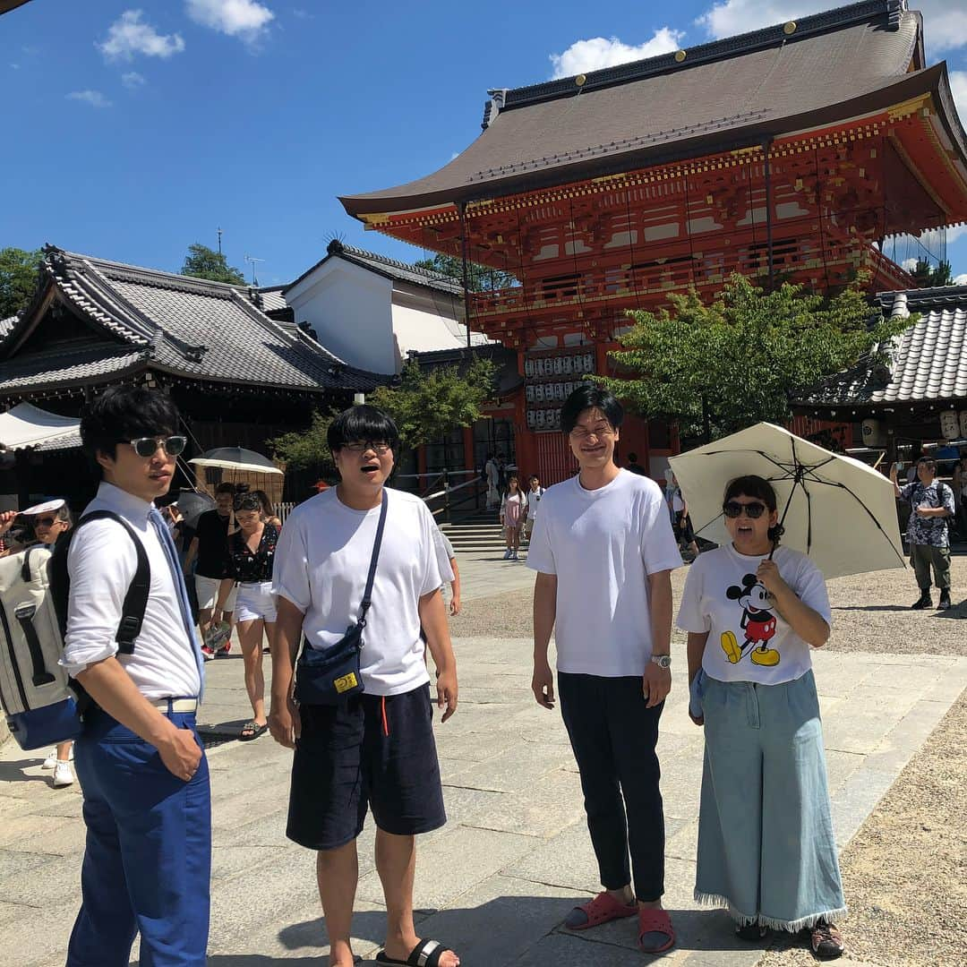 山崎ケイさんのインスタグラム写真 - (山崎ケイInstagram)「関町さんにお昼ごちそうになって、京都をブラブラ🚶‍♂️ #夏の京都 #いい感じの小路で写真撮ったのに炭鉱感 #はらの肌の陶器感 #昨日京都に泊まりだった関町さんの昨日の夜ごはんはカプリチョーザ」7月23日 15時08分 - kei_yamazaki_aisekistart