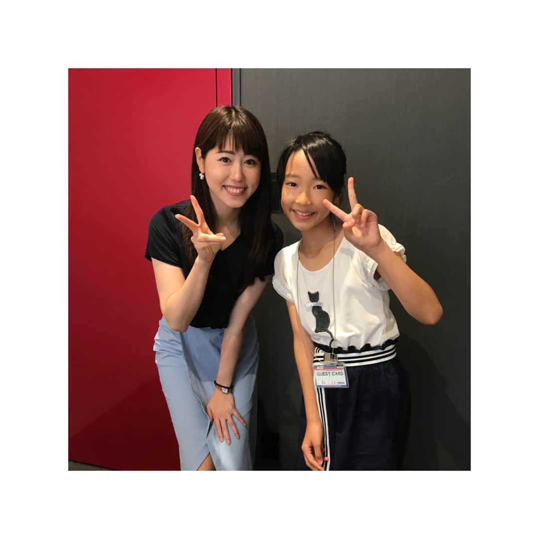 中根夕希のインスタグラム：「★ 【おひるーな子供天気🌤】 今日からRCCラジオ「おひるーな」の中で、 夏休み企画として小学生がお天気を伝えてくれるコーナーがスタートしました❁  トップバッターは、 広島市立大塚小学校6年生の 大江美咲(おおえ みさき)さん☺︎ ・ 「緊張したぁ、、」と言いながらも、 ハキハキとした声で、とっても上手に天気予報を伝えてくれました👏✨ 習い事でテニスを、そしてサンフレッチェの応援が好きだという美咲ちゃん。マイクで話すことが好きで、将来はアナウンサーか気象予報士になりたいそうです。 美人さんでとってもしっかり者でした❁ 将来が楽しみですね♡  私は原稿読みの指導役をさせていただきました😊 7/23〜8/10まで毎日(8/6を除く)12:30頃〜 「おひるーな」の中で子供天気があります！ 女性アナウンサーが交代で指導していきますよ。  緊張しながらも一生懸命伝える子供たちの声を、是非、 一緒にドキドキ感を味わいながら聴いてください♡  #子供天気 #おひるーな #rccラジオ #聴いている方が緊張します #よく頑張ってくれました💯」