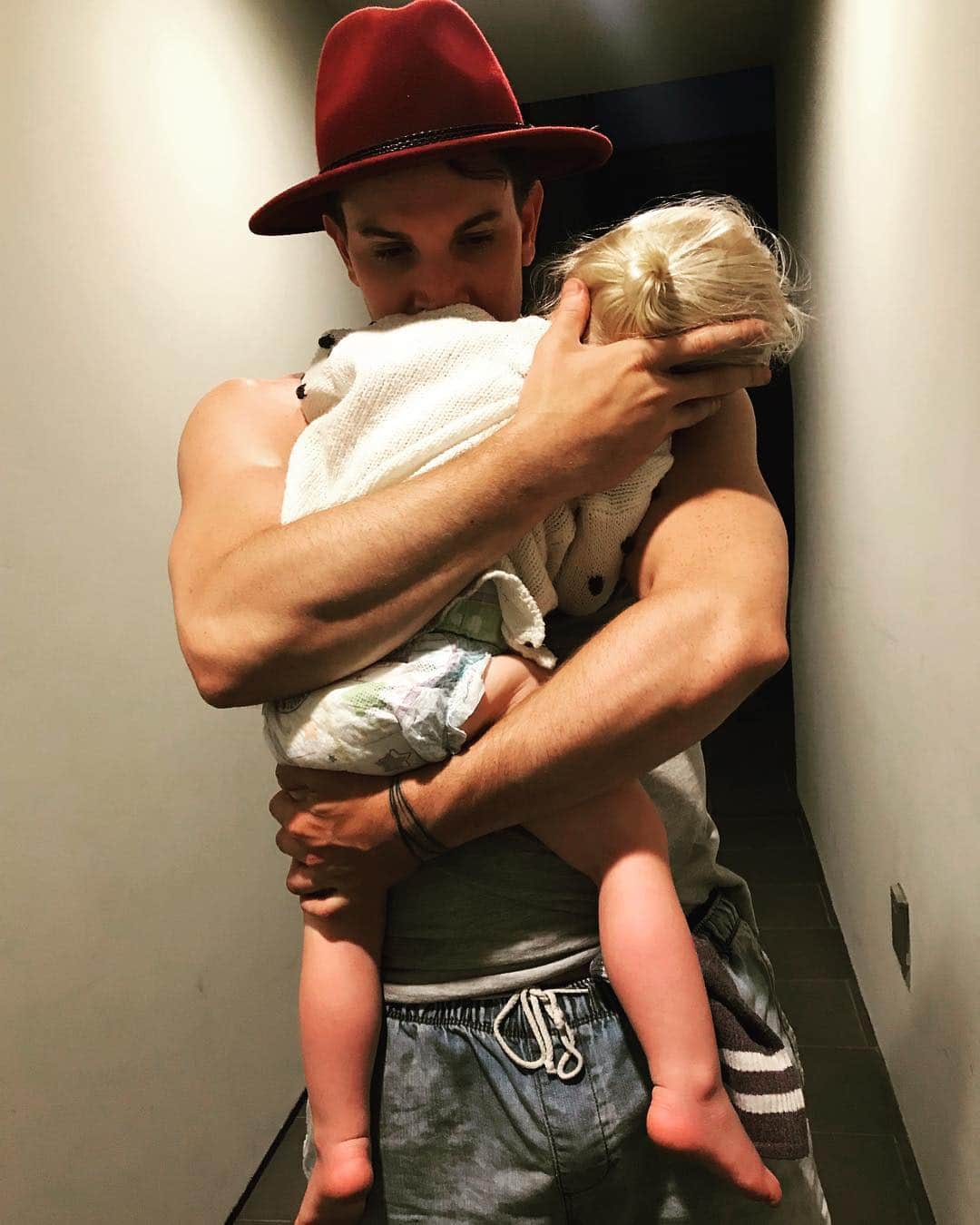 カイン・オキーフのインスタグラム：「Buds for life ❤️ #sleepypoppet 😴」