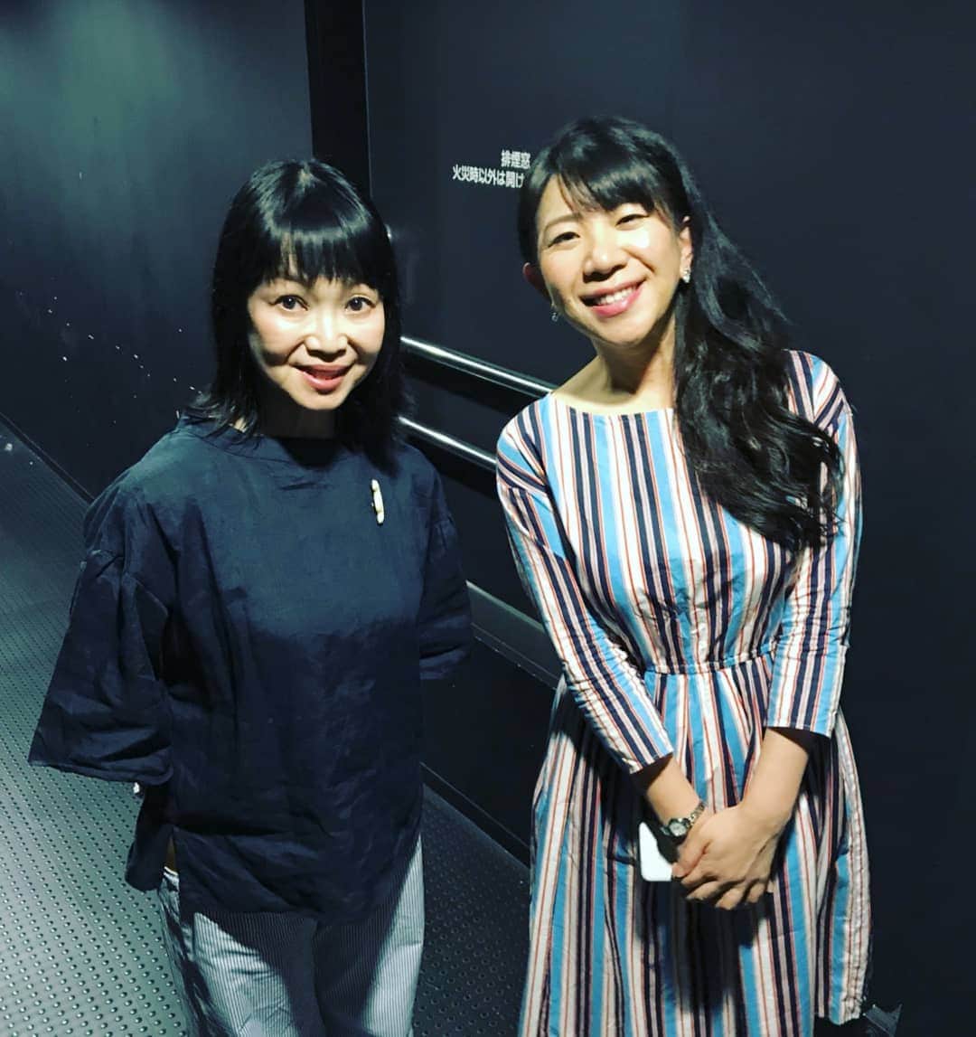 服部ひで子のインスタグラム：「昨日は 『柏原市青少年吹奏楽音楽祭』で やすえ姉さんと、MCさせていただきました(*^^*)♪ #柏原市少年少女鼓笛隊 #堅下南中学校 #玉手中学校 #堅下北中学校 #柏原中学校 #国分中学校 #Daikyojazzorchestra  すべての演奏、感動しっぱなしでしたー😌😌😌✨✨✨ 最後の合同演奏は、総勢100名以上！！！ 壮大でダイナミックで、本当に凄かったです😆❕♪ 実は、学生時代、私も吹奏楽部に入りたかったんです！ 残念ながら、通っていた学校には吹奏楽部がなかったので、なくなく美術部に入りましたが😲✨ 柏原市青少年吹奏楽音楽祭は、 今年で７回目。 しかも、毎年 入場無料で開催しているそうです😆✨ 柏原市、スゴい！！！ 是非、来年も見に行きたいです！！！」