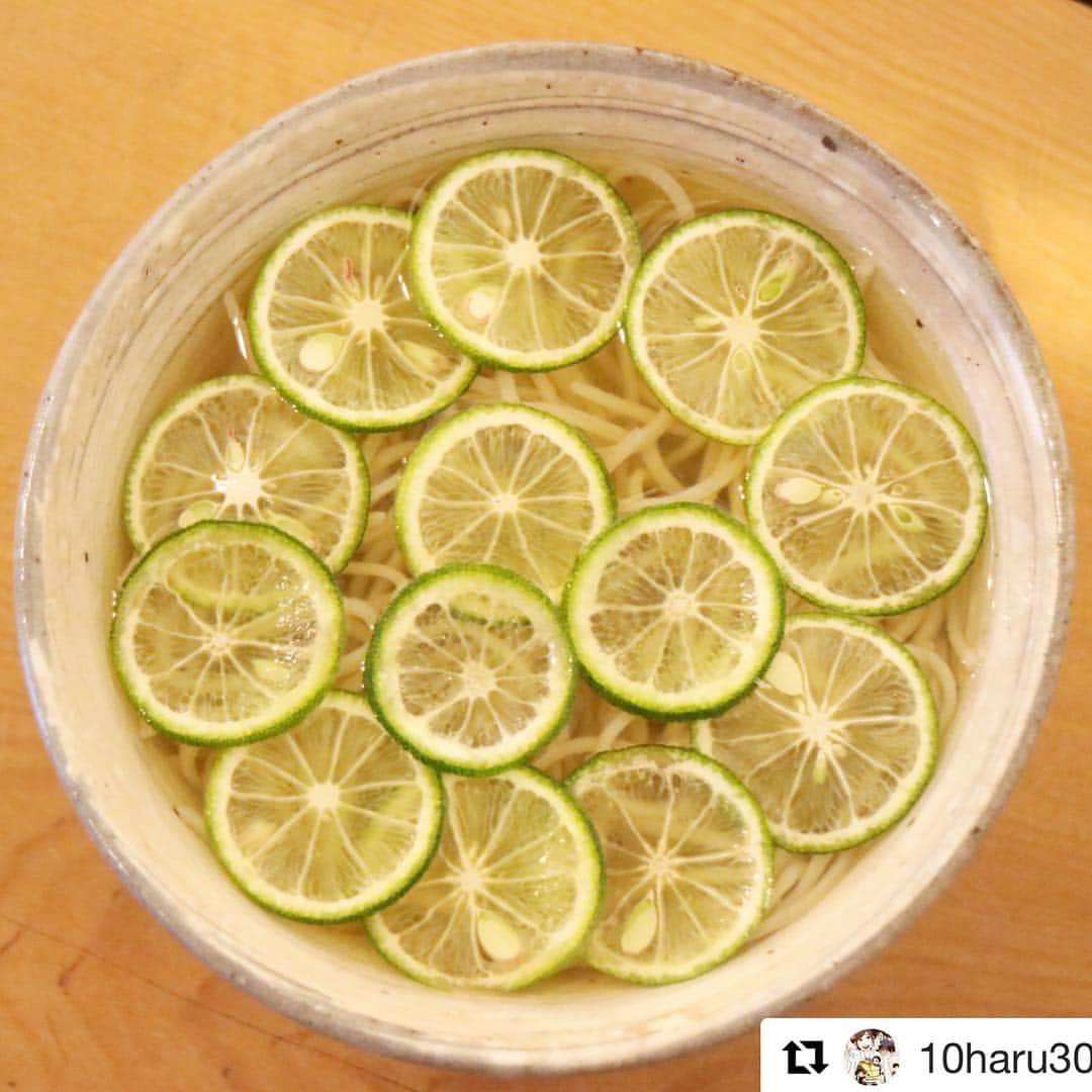 メシコレ(mecicolle) のインスタグラム：「. 暑い季節は冷たい麺が無性に食べたくなりませんか？😋 . すだちがいっぱい入った「冷かけすだちそば」は、美味しいお出汁にすだちの爽やかさが味わえるそうです！☺️✨ . ============= 店名：蕎麦 まき埜 住所：大阪府大阪市福島区福島6-11-13 シャトー西梅田 1F 電話番号：06-6453-2828 ============= .  こちらのお写真は大阪・梅田界隈の美味しいランチやスイーツ情報に詳しいメシコレキュレーターらんらん(@10haru30)さんからお借りしました！ メシコレで話題のグルメ情報はアカウントプロフィールのURLからどうぞ🍳✨→@mecicolle_gourmet . 【おすすめグルメ教えてください！】 メシコレでは皆様の「おすすめグルメ」の投稿をお待ちしております🍰🍯🍛🍕 #メシコレ をつけて投稿されたグルメ写真はこちらのアカウントで紹介させていただきます。 ぜひ皆様のおすすめグルメを教えてください😋 .  #mecicolle #メシコレ #まき埜 #そば #すだちそば #すだち #蕎麦 #爽やか #japanese #japanesefood  #food #gourmet #japan #japantrip #大阪  #大阪そば #osaka  #follow #followme #そば好き #美味しい #グルメ部 #食べ歩き #食いしん坊 #食べるの大好き #美味しいお店」