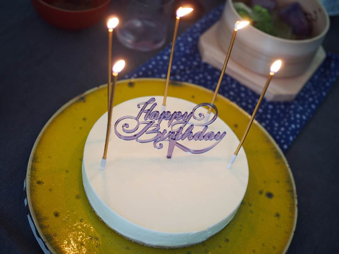 黒沢祐子さんのインスタグラム写真 - (黒沢祐子Instagram)「・ ・ @hisakonamekata and @stella_yuko の Happy Birthdayを込めた朝食会🎂 Birthdayは何回やってもよいよね😊 ・ ・ みゆちゃん @miyu_25 のお料理は全てが美しい 彩り、器とのバランス、丁寧さと上品さ、そして本当に 美味しいのだ ・ そう、料理は彼女そのものだ思う 彼女に出会いこんな風に食卓でも美しく美味しいものが 作れるのかと知った 美味しいのレベルは圧倒的で 一流料亭の美味しさだが温かみがあり上品で身体に 優しい、私の細胞たちが悦ぶのがわかるの お品書きまで手書きで字が美しい そして調味料に至るまで手作りで冷蔵庫にはガラス瓶が いっぱい 最近はタバスコを作ってたね 蒸し野菜にかけるピンクの玉ねぎドレッシングも絶品 美味しい昔ながらの梅干しも富士山登頂途中で食べたくてお土産にいただいた ・ 彼女と彼女の妹ちーちゃん @chiharu.0413 に出会えて食生活の丁寧さを学んだの 私はいつも美味しく食べるだけでごめんね😝 愛情料理ありがとう ・ 大好きなひととの時間朝から幸せでした わたしももっと返せる人にならなくっちゃっておもう photo by @chiharu.0413 and @hisakonamekata 📷 ・ ・ #life #friends #全部手作り #チーズケーキだけ私が作ったよ😝←強調 #美人姉妹 #丁寧な暮らし #茂村美由樹」7月23日 17時35分 - yukowedding