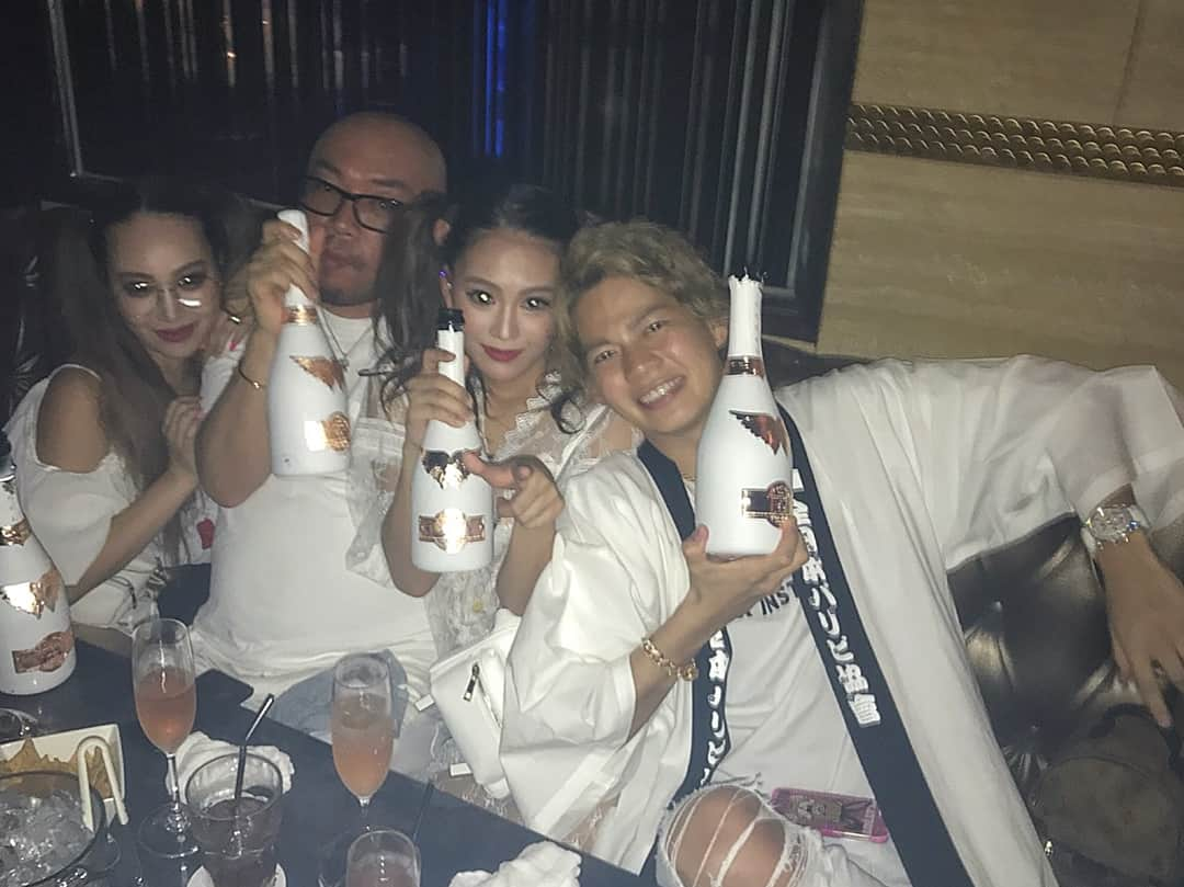 春木開さんのインスタグラム写真 - (春木開Instagram)「メジャーデビューを記念しWhitePartyTOKYO堂々開催✨ 「ReadyForTheParty」がリリース開始しました😝✨ YahooNews等20社以上にも掲載されitunesやカラオケなどでも配信されてるので「全日本パリピ協會」でダウンロードしてね❤️ 本当に多くの人々に応援して支えて頂き多くの分野に挑戦できている環境に感謝し、必ず感謝を恩返ししていくので今後ともよろしくお願いします。  ゲストの @t_ace_kuzu  @ayame382  お疲れ様でした✨👏 #white #whiteparty #allwhite #東京 #渋谷 #全日本パリピ協會 #majordebut #readyfortheparty #nowonsale」7月23日 17時36分 - haruki.kai