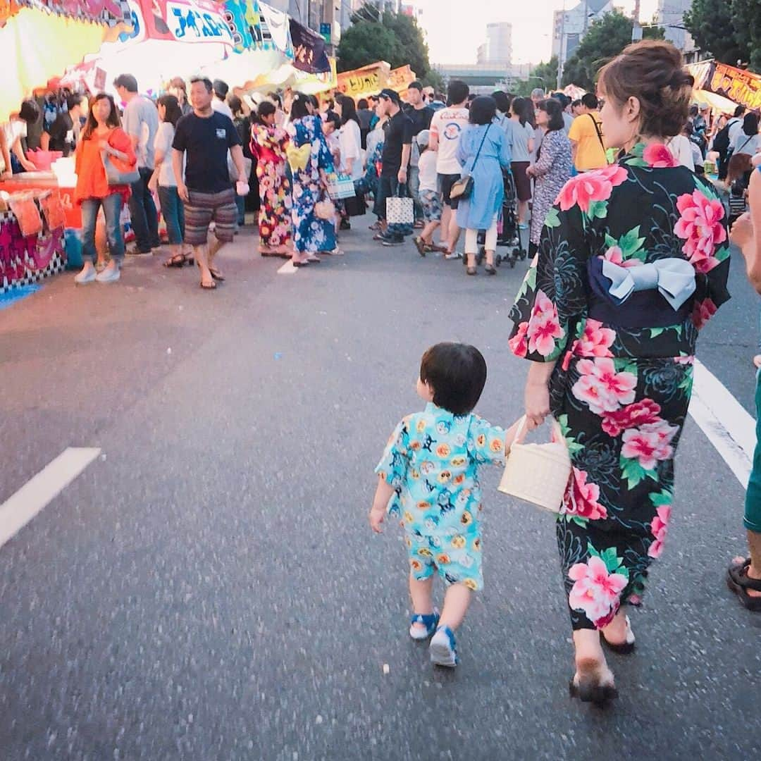 池田麻理子さんのインスタグラム写真 - (池田麻理子Instagram)「この週末は京都から親友とその子供たちが泊まりに来たよ❤︎ ちょうど近所でお祭りがあったので みんなで浴衣着て出掛けて、食べて、飲んで、また食べて、 おチビたちが寝てからは女2人で 夜中の2時まで日頃のグチをぶちまけ合い 次の日は朝から白目でプールとバーベキュー🍖 兄弟がいない うちのおチビさんにとっても、わたしにとっても良い刺激たっぷりの2日間でした❤︎ はりきりすぎて今日も白目。  #子供を並べた写真ってどうしてこんなに可愛いの #うちのおチビさん #京都の親友 #来てくれてありがとう #次はいつ会えるかな」7月23日 18時06分 - mariko_ikeda_