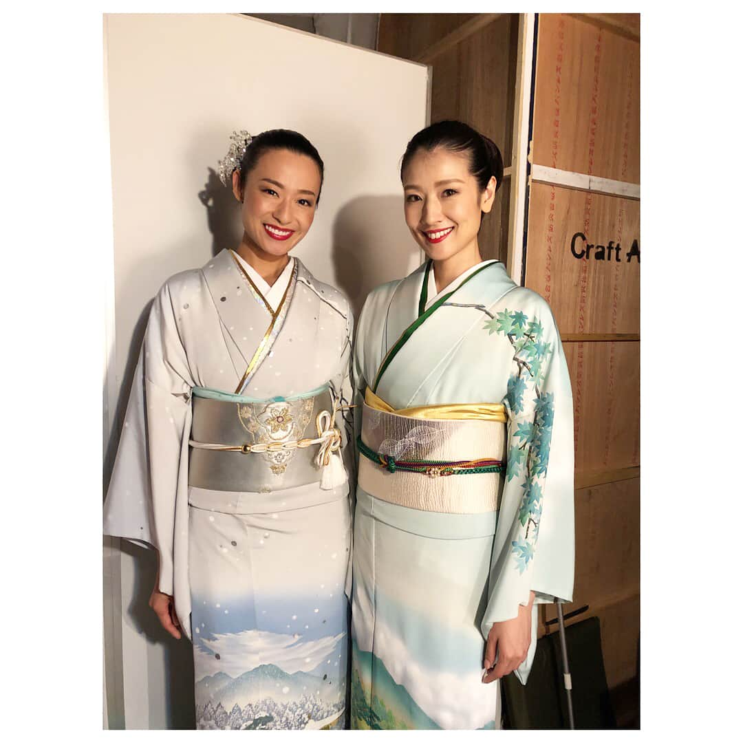 由樹のインスタグラム：「・ 5日間頑張りました〜👘 ペアだったyuiさん♡と、お久しぶりのマリエちゃん♡ ・ ・ ・  #着物#ショー #model#kimono #楽しかった#お疲れ様でした #バックステージ #由樹」