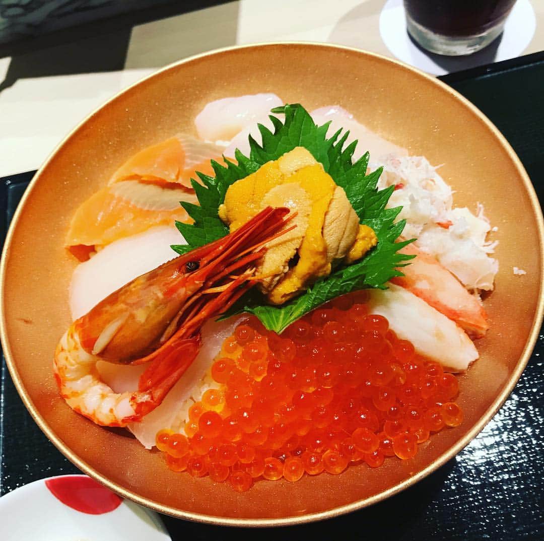 大瀧愛斗のインスタグラム：「今日のオフは海鮮丼食べて来ました♪ めっちゃうまかった〜😊 明日からまた頑張ります！ 応援よろしくお願いします！！ おやすみなさい💤 #仕上がってる#いききってる#エボってる #サイコー#3150#カリスマ #instagood#instalike#followme #tagsforlikes#tflers#いいね」