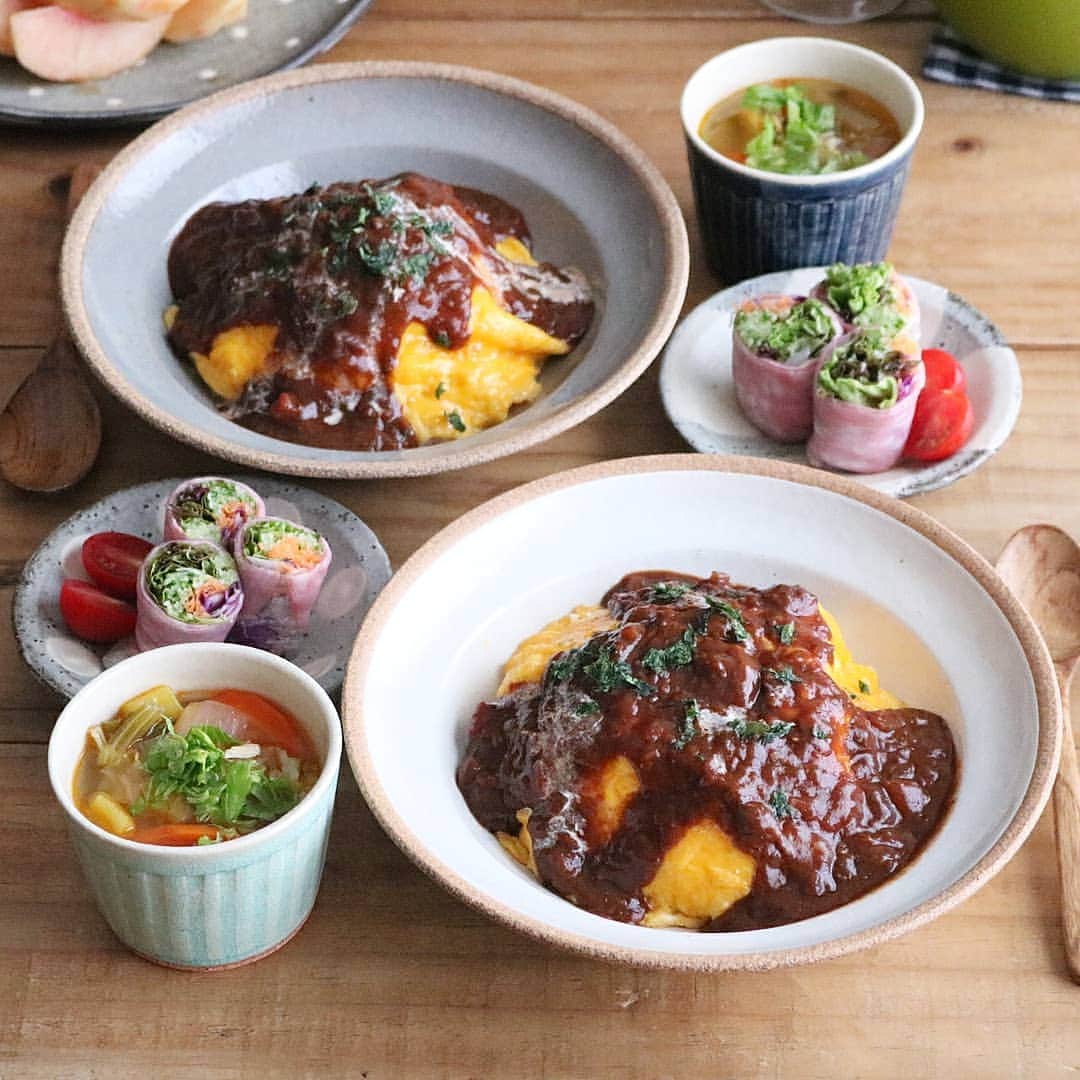 yunaさんのインスタグラム写真 - (yunaInstagram)「2018.7.23 . よるごはん . オムハヤシ 生春巻 野菜とチキンのスープ もも . . #ブログ更新しました 豚こま肉でポークチャップレシピ . . #yunaご飯#lin_stagrammer#kurashiru#delistagrammer#Japan#가정요리#먹스타그램#デリスタグラマー#クッキングラム#クッキングラムアンバサダー#タベリー#Kissカメラ#iegohanphoto#夜ごはん#おうちごはん#晩ごはん#こんだて#器#小石原焼#翁明窯元#オムハヤシ」7月23日 18時56分 - yuna921