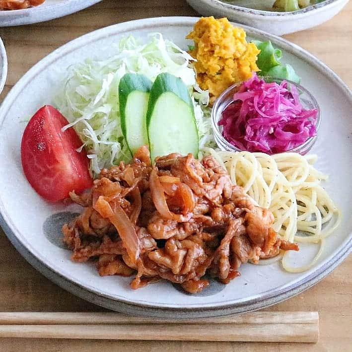 yunaさんのインスタグラム写真 - (yunaInstagram)「2018.7.23 . よるごはん . オムハヤシ 生春巻 野菜とチキンのスープ もも . . #ブログ更新しました 豚こま肉でポークチャップレシピ . . #yunaご飯#lin_stagrammer#kurashiru#delistagrammer#Japan#가정요리#먹스타그램#デリスタグラマー#クッキングラム#クッキングラムアンバサダー#タベリー#Kissカメラ#iegohanphoto#夜ごはん#おうちごはん#晩ごはん#こんだて#器#小石原焼#翁明窯元#オムハヤシ」7月23日 18時56分 - yuna921