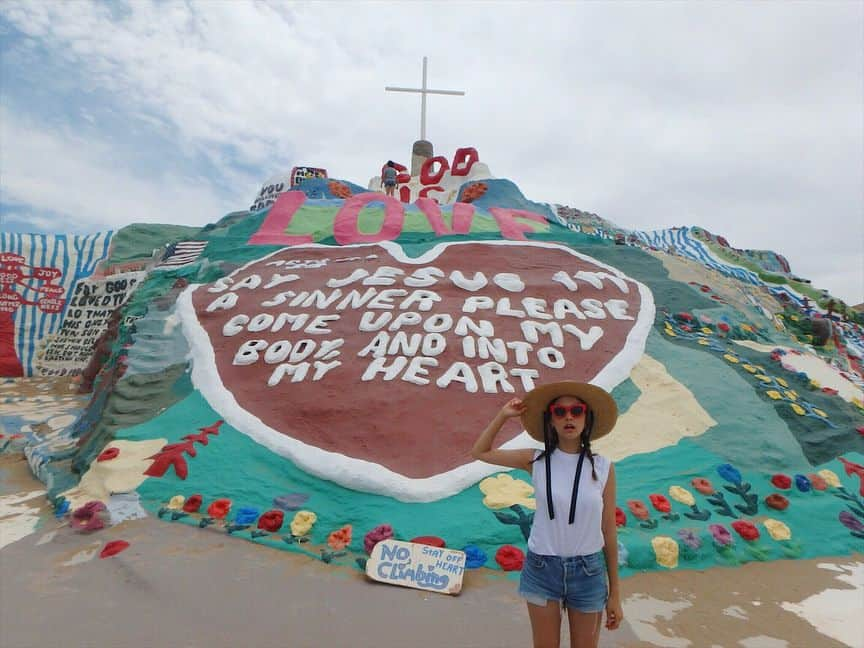 ステファニーさんのインスタグラム写真 - (ステファニーInstagram)「❤️🌍🌈🎨✝️🌻🏔💞 LA Trip Day,2 ずっと行きたかった場所や ダディーマミーが昔住んでた場所 とても思い入れの強い場所になりました♡。 そしてジムもちゃんと行ったよ！ 夜中にサラダ食べたけど。 (なんでチキンがフライしかないんだー！！w) #love #trip #travel #la #honeymoon #earth #salvationmountain #sundiego #oldtown #losangeles #usa #america #fashion #style #outfit #ハネムーン」7月23日 19時32分 - steph_0928_