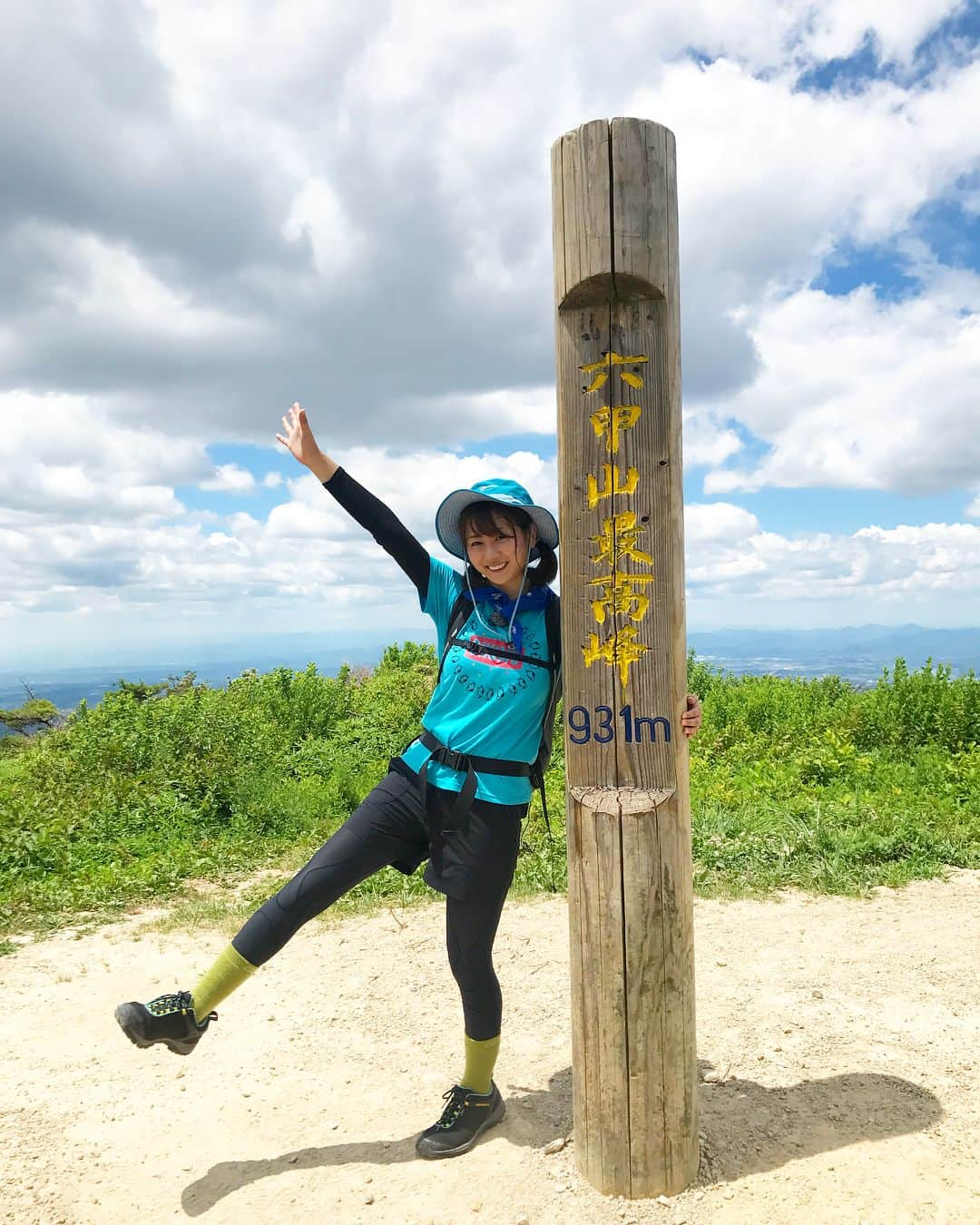 中村葵のインスタグラム：「六甲山登頂😍🏔🙆✨ 標高931.  真夏の六甲山は水分補給をしっかりね！ 塩分取れるタブレットや、ゼリーもオススメ(^^) ☆ ☆ ☆ #登山 #山登り #山ガール #山歩ガール #山のリポーター #レポーター #六甲山 #六甲全山縦走  #ベイコム #山となでしこ #ロケ #撮影 #ほっとネットベイコム #チャムス #chums #山好きな人と繋がりたい  #山登りが好きな人と繋がりたい  #登山好きな人と繋がりたい #japan #japanview #hyougo #rokko #niceview #hiking #trekking #mountain #japantrip」