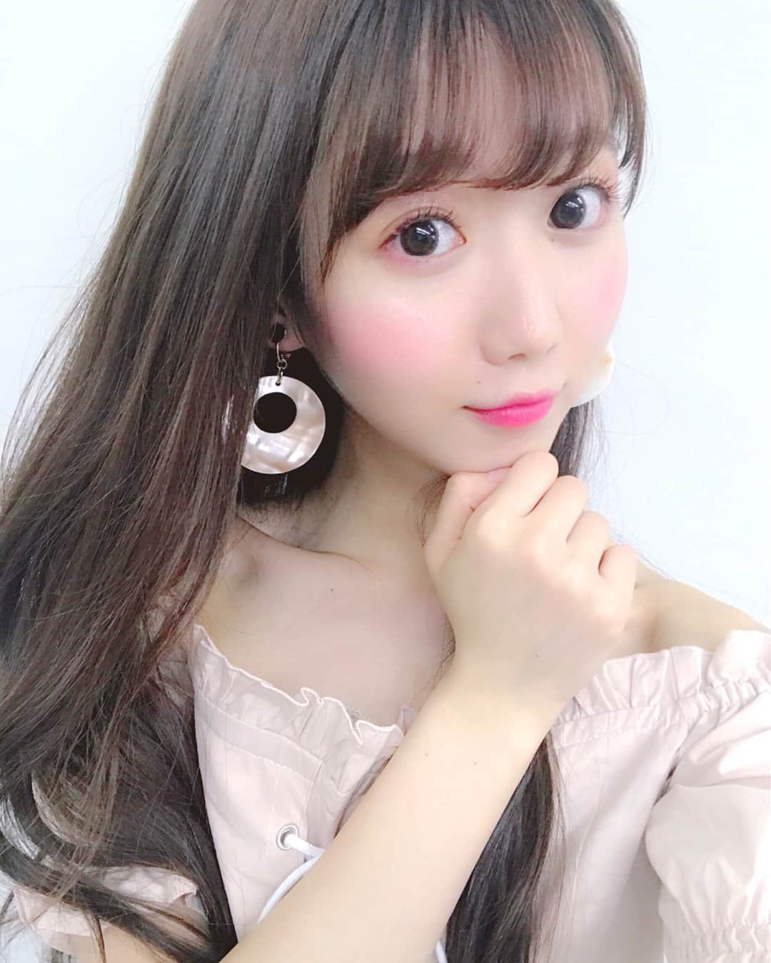 大谷映美里さんのインスタグラム写真 - (大谷映美里Instagram)「ピンクメイク…💖 ㅤㅤㅤㅤㅤㅤㅤㅤㅤㅤㅤㅤㅤ 最近はカラーマスカラがマイブーム🐰🎀 #シュウウエムラ を使っています✨ 可愛いピンク色でお気に入りです💕 目尻のまつげに少し塗るのがポイント…♪ ㅤㅤㅤㅤㅤㅤㅤㅤㅤㅤㅤㅤㅤ ‪ライブの日(4枚目参照)は目ヂカラが‬ ‪欲しいので上からブラウンの‬ ‪マスカラを重ねています🐻🍒‬ ㅤㅤㅤㅤㅤㅤㅤㅤㅤㅤㅤㅤㅤ ‪光にあたるとピンクが‬ ‪ふんわり透けて可愛いのです💓💭‬ ㅤㅤㅤㅤㅤㅤㅤㅤㅤㅤㅤㅤㅤ アイシャドウはsweetの付録をずっと愛用中！💒 お洋服のブランドは3枚目にタグ付けしました👗 ㅤㅤㅤㅤㅤㅤㅤㅤㅤㅤㅤㅤㅤ #カラーマスカラ#ピンクメイク#ピンクマスカラ#メイク #shuuemura#andmary#dholic#maisondereefur」7月23日 21時12分 - otani_emiri