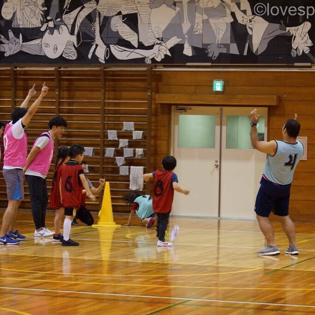小宮山尊信さんのインスタグラム写真 - (小宮山尊信Instagram)「東京中央区に、lovespogramという子供達に色々な競技を提供し、自分で人生を選択する事を応援していくという地域密着スポーツクラブがあります。その一環の一つである現役ラグビー選手の垣永真之介選手とラガーマンのみなさんが行なっているラグビー教室に、サッカーとのコラボ企画として呼んで頂きました！ 最近は勉強とデスクワークで腰がバッキバキだったので多少不安でしたが、上手く子供達と触れ合え笑顔もたくさん見れました！また関わらせて頂ける事になったので、次も楽しくやりたいと思います❗️ #lovespogram#垣永真之介#ラグビー」7月23日 21時29分 - takanobu_komiyama
