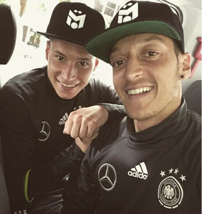 ユリアン・ドラクスラーさんのインスタグラム写真 - (ユリアン・ドラクスラーInstagram)「@m10_official Mesut Abi, deine Technik am Ball hat Spielern wie mir die Tür zum DfB-Team geöffnet. Danke, für das was du für den deutschen Fußball getan hast. Du kannst Stolz auf deine Leistungen sein ❤️👏 // Mesut Abi, your technique and style has opened the door to the national team for players such as myself! Thank you for everything you‘ve done for German football. You can be proud of your many achievements❤️👏 #jdx」7月23日 22時03分 - draxlerofficial