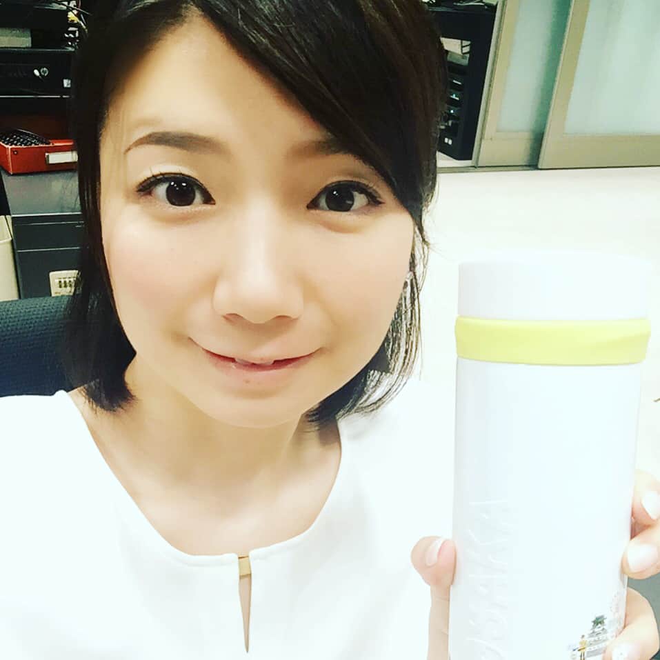 神谷文乃のインスタグラム：「おはようございます🌞 日テレニュース24のお供は、タンブラーに入れたコーヒー☕️ これがないと多分噛みまくっちゃう。  しかも写真撮ってたら、連写モードになっちゃった。 連写モードの音ってなんであんなに響くのでしょう？ 2枚目は、恥ずかしくて一人パニック。 って顔です。 3枚目は、もはや映ってすらいません。  今日も暑くなるみたい。。 みなさん、熱中症気を付けましょう！！！頑張りましょう！！！ #日テレニュース24#神谷文乃#お供は#コーヒー#ブラックに限る#これがないと#噛んじゃうの#酷暑#熱中症に注意です」