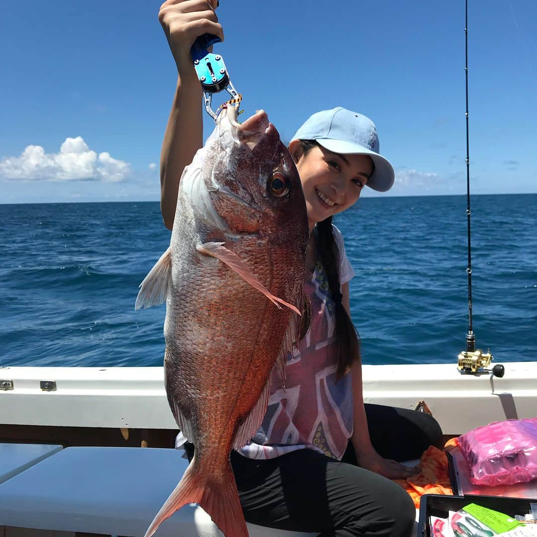 岩佐真悠子さんのインスタグラム写真 - (岩佐真悠子Instagram)「先日の釣り♡ 真鯛、ワラサなどが釣れましたー！この時期暑いけど、やっぱり海は気持ちいい(๑˃̵ᴗ˂̵) #釣り #釣りガール #鯛ラバ #御前崎」7月24日 8時35分 - mayuko.iwasa