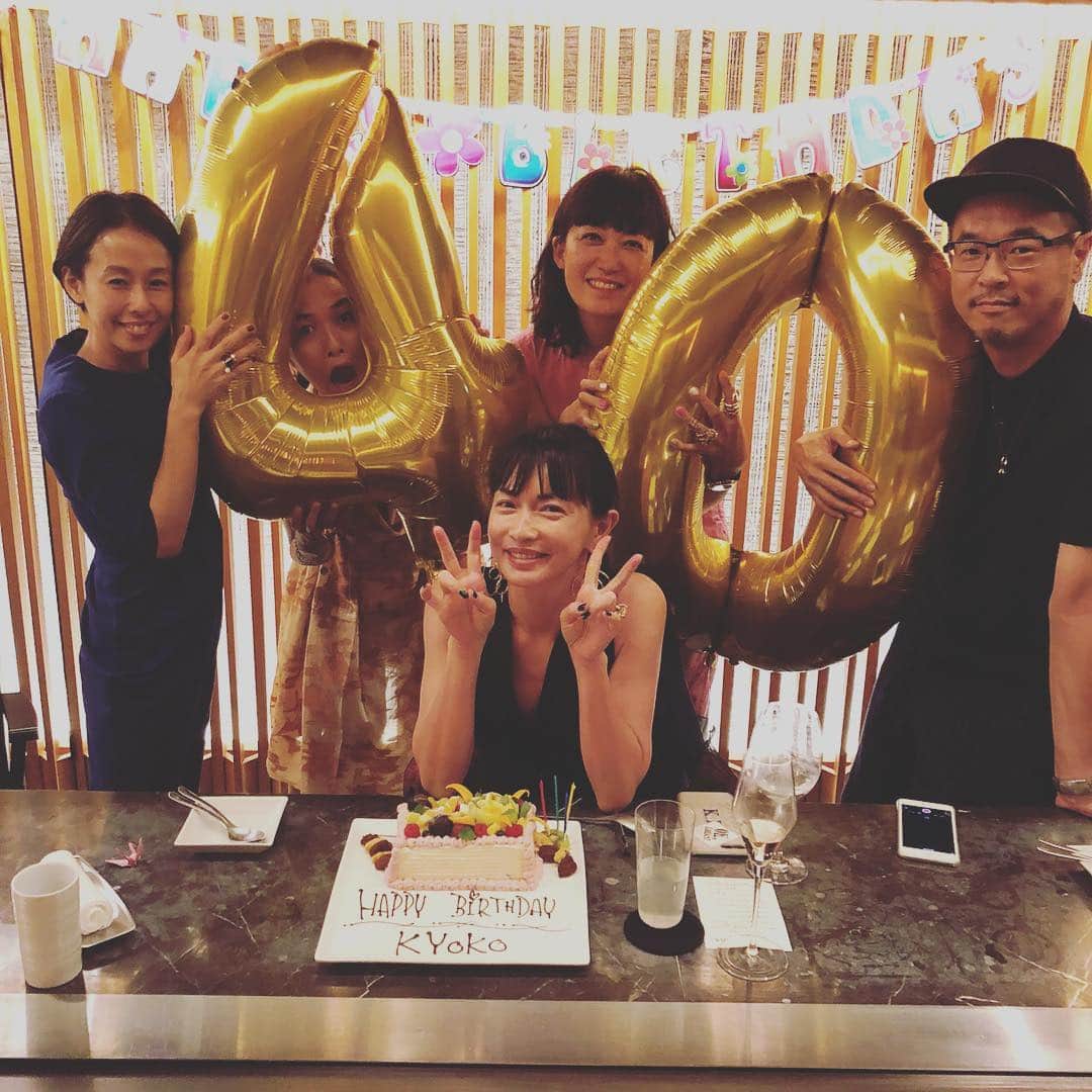 長谷川京子さんのインスタグラム写真 - (長谷川京子Instagram)「幸せです。 40代を懸命に過ごし、40代を謳歌している 先人たちに囲まれて、きっとこれから、もっと楽しい人生が待っているんだと、確信した夜でした。 #happybirthday#happy#lifebiginsat40」7月23日 23時52分 - kyoko.hasegawa.722