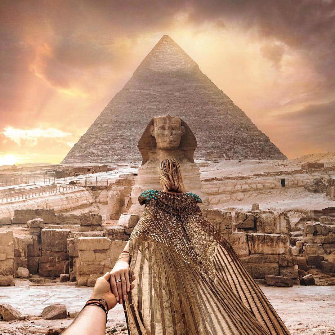 Murad Osmannのインスタグラム：「#followmeto the Great Sphinx of Giza. Do you think @natalyosmann looks like a Queen of Egypt? Yes or No??」