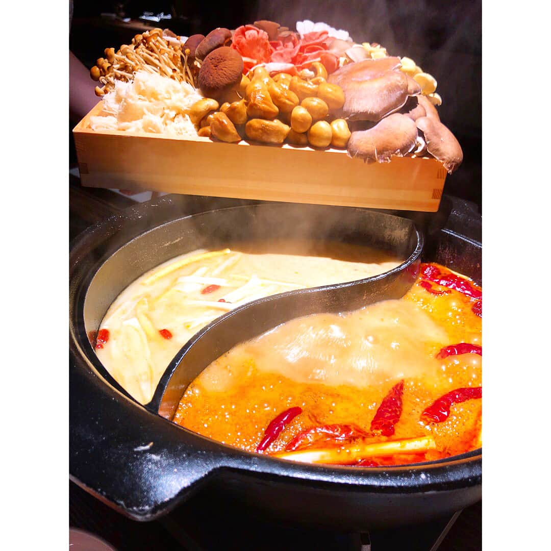 中田奈沙さんのインスタグラム写真 - (中田奈沙Instagram)「Chinese hotpot🥘 暑い日こそ、あえての火鍋🔥 六本木の《上海香火鍋 新天地》へ✨ 鶏白湯&鶏紅湯の2色鍋に いろんな種類のキノコをたっぷり🍄 久しぶりの辛い食べ物は @hyanya0405 と @marichi928 と❤️ * #奈沙ログ #奈沙ログin六本木 * * #hotpot #chinesehotpot #spicy #spicyfood #foodie #instafood #foodgasm #foodstagram #foodpic #foodporn #gourmet #tokyo #roppongi #japan #healthy #火鍋 #新天地 #上海香火鍋新天地 #六本木 #東京 #グルメ #辛い #激辛 #激辛部 #おいしい #きのこ #唐辛子 #激ウマ」7月24日 0時59分 - nasa_nakada