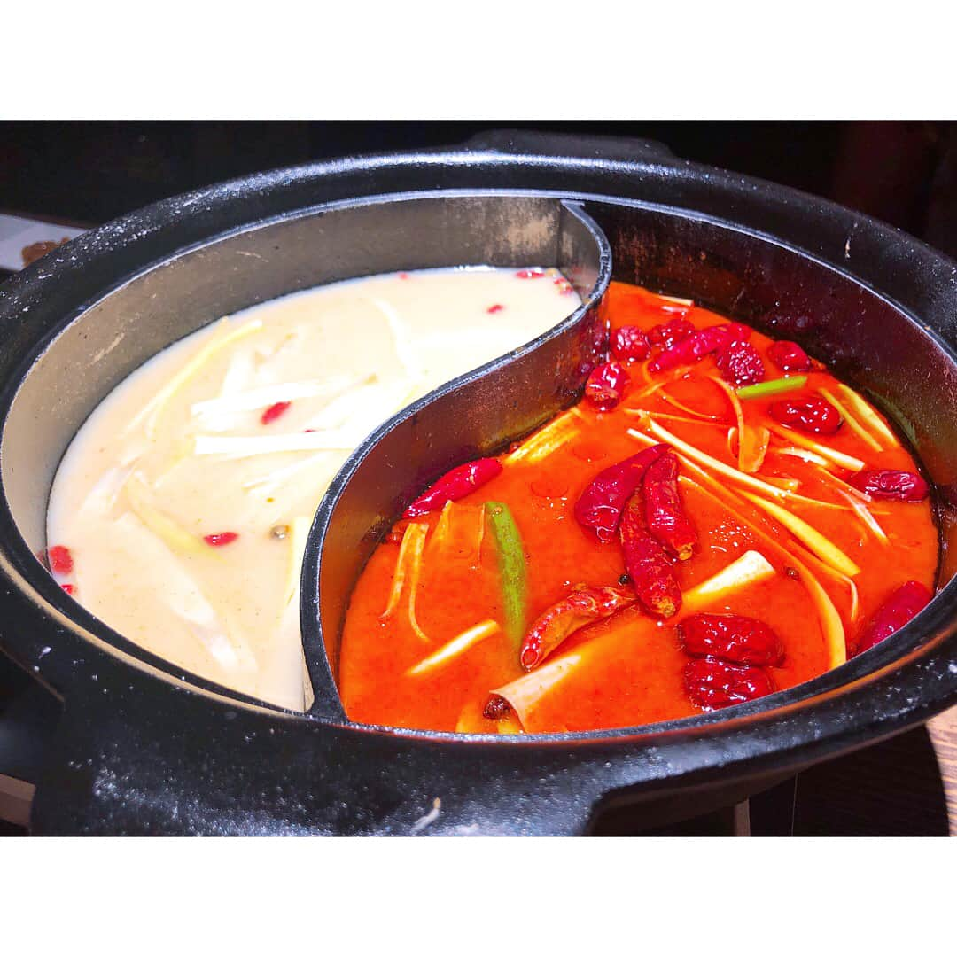 中田奈沙さんのインスタグラム写真 - (中田奈沙Instagram)「Chinese hotpot🥘 暑い日こそ、あえての火鍋🔥 六本木の《上海香火鍋 新天地》へ✨ 鶏白湯&鶏紅湯の2色鍋に いろんな種類のキノコをたっぷり🍄 久しぶりの辛い食べ物は @hyanya0405 と @marichi928 と❤️ * #奈沙ログ #奈沙ログin六本木 * * #hotpot #chinesehotpot #spicy #spicyfood #foodie #instafood #foodgasm #foodstagram #foodpic #foodporn #gourmet #tokyo #roppongi #japan #healthy #火鍋 #新天地 #上海香火鍋新天地 #六本木 #東京 #グルメ #辛い #激辛 #激辛部 #おいしい #きのこ #唐辛子 #激ウマ」7月24日 0時59分 - nasa_nakada