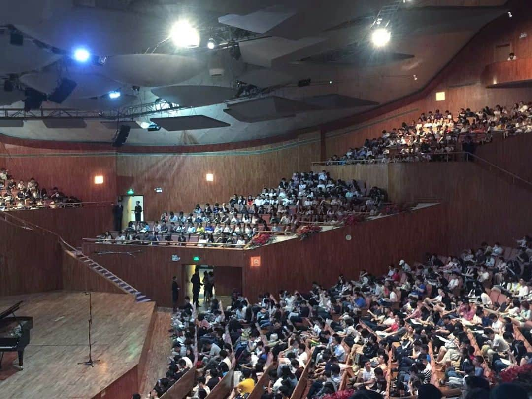 Animenz（アニメンズ）さんのインスタグラム写真 - (Animenz（アニメンズ）Instagram)「My routine for every concert: Group-photo with the concert attendees followed by an hour long autograph session! Also, Guangzhou has one of the coolest Concert halls since you are able to sit around he whole hall and not only on the front . . . . . . . . . . #guangzhou #china #animenz #animenzzz #piano #animenzlive2018 #animenzlive #animepiano #animemusic #pianomusic #pianosheets #youtube #animepianist #concert #concerttour #liveperformance」7月24日 2時50分 - animenz_official