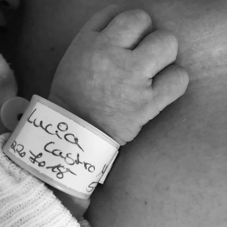 ゴンサロ・カストロのインスタグラム：「Hola mi amor ❤️ Mama und Lucía sind wohl auf 🙏🏼 Danke für die vielen Glückwünsche!  #22072018👨‍👩‍👧」