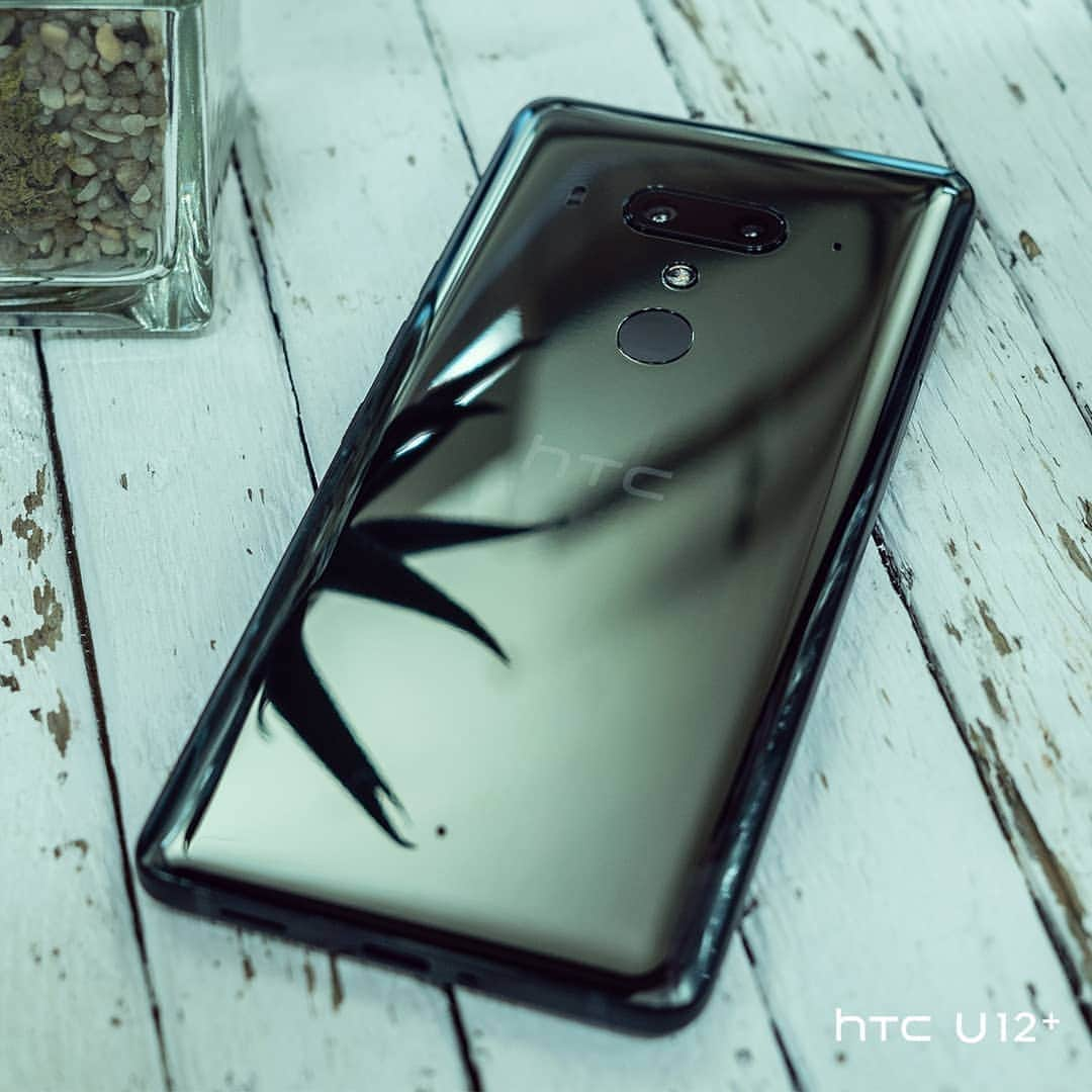 HTCのインスタグラム：「The Ceramic Black HTC U12+ is always ready to go. . . . #HTCU12Plus」