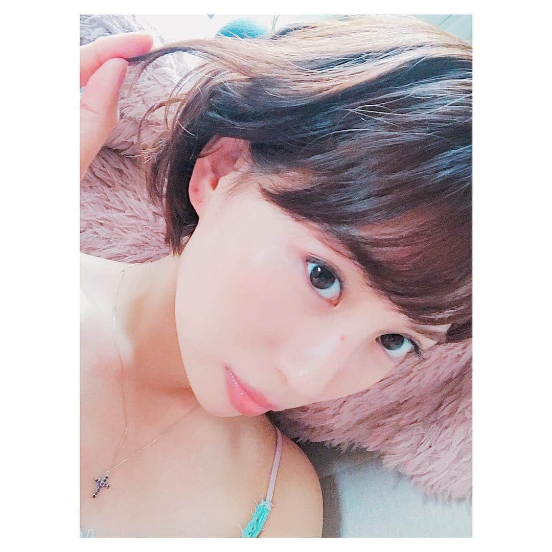 増田有華さんのインスタグラム写真 - (増田有華Instagram)「＊ 今日はメイクさんに巻いてもらいました🙂 ショートで自分で巻くのはなんか怖い。  帰宅してから即シャワーです。 日傘、タオル、日除けウォームカバー、水は最近外出するときには必須な持ち物。 本当はサンバイザー、フェイスカバーもしたいくらい笑 サコッシュ１つで外出したいのに、物が増えて大きい鞄になっちゃいます…🤨 ＊ #撮影#日焼け#熱中症#暑すぎ#汗だく」7月24日 18時03分 - masuyuka_official