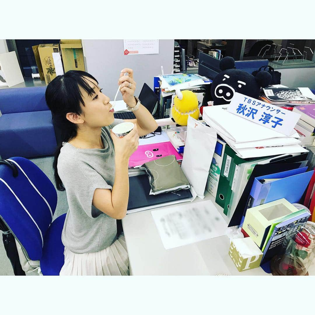 TBSアナウンサー公式さんのインスタグラム写真 - (TBSアナウンサー公式Instagram)「豊田綾乃です。 先輩の席に座って朝ごはん！ この席落ち着くんですよ〜。 さ、今日も頑張ろっと。  #tbs #tbs公式  #fromtbs #tbsradio  #tbs_annogram #TBSアナウンサー公式インスタグラム #tbsアナグラム #豊田綾乃 #アナウンスセンター #誰の席？」7月24日 10時42分 - tbs_annogram