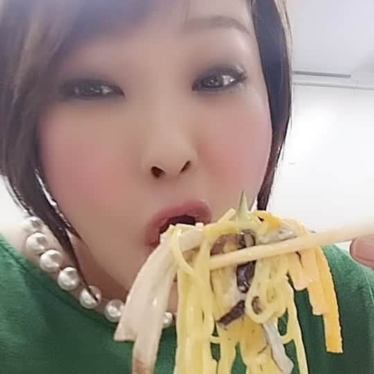 五十嵐サキさんのインスタグラム写真 - (五十嵐サキInstagram)「サキランチ☀🍴 #ダブル麺 #パスタ　と #冷麺　 #そして #みかんゼリー 　と #みかんジュース #島田珠代 　姉さんに #ご馳走になってます #なう #西梅田　も #凄まじい暑さ #皆様体調管理など #お気をつけ下さい #よしもと西梅田劇場 #吉本新喜劇 #よしもと新喜劇 #本日あと一回公演 #五十嵐サキ」7月24日 14時05分 - saki_igarashi