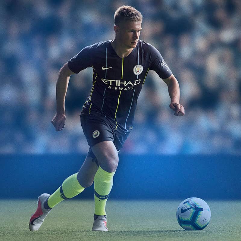 サッカーニュース：Qoly（コリー）のインスタグラム：「プレミアリーグ王者として新シーズンを迎えるマンチェスター・シティだが、2018-19シーズンに向けたアウェイキットを発表した。 . 今回のキットに使われている色はネイビー、スカイブルー、イエローの3色。 . 3部リーグから2部リーグに昇格した1998-99シーズンのアウェイキットに使われていた色を、20年ぶりに復活させた格好だ。」