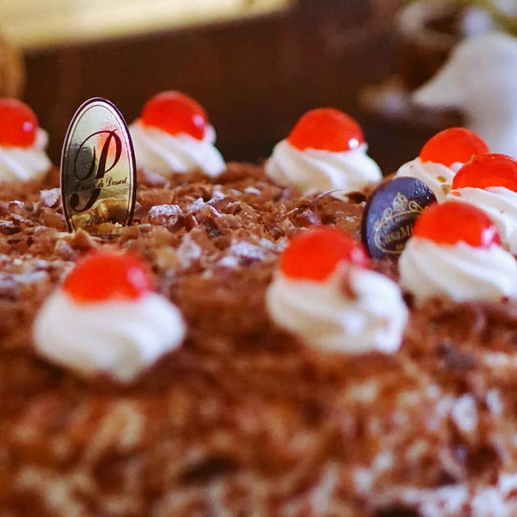 amiさんのインスタグラム写真 - (amiInstagram)「Happy #anniversary cake ． 今月の  @iiicakejp さんのケーキは シュヴァルツベルダーキルシュ トルテです❤︎ （洋菓子店カサミンゴーさんの💕） ． 今月も家族みんなで美味しく 頂きましたʕ•̀ω•́ʔ🍸🍰 . ちょっと変わったケーキが 食べたくてこちらをチョイス☺️ ． ご馳走様でした❤️ ． ． ．  #記念日ケーキ#フォトジェニック#インスタ映え#記念日#花のある幸せごはん#cakejp#デコケーキ#モンブランケーキ#おうちカフェ#パーティー#バースデー#バースデーケーキ#ショートケーキ#ケーキ好き#お祝い#カサミンゴー#cakejpambassador#genic_life ． ． ．」7月24日 18時44分 - amikuma1219