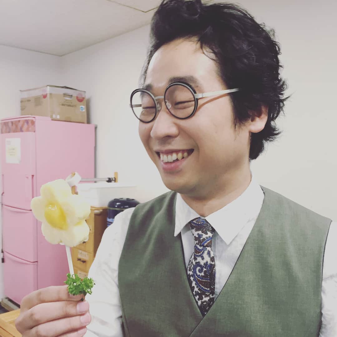 須藤理彩さんのインスタグラム写真 - (須藤理彩Instagram)「#riz前で #映え映えなフルーツブーケ #あれ？映え、、、ない？前野氏。イヤ、テツオ〜〜❗️良い笑顔😚✨ #サバイバルウェディング  #サバ婚」7月24日 18時47分 - ichico_smile