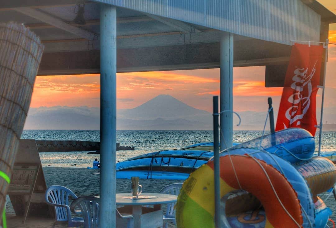 のインスタグラム：「- 葉山の夏、日本の夏。  #葉山歩き  #葉山 #hayama #森戸海岸 #森戸海水浴場  #海 #富士山 #夕日 #海の家 #ボート #浮き輪 #過去pic #beach #mtfuji #sunset #summer #葉山海岸花火大会 まであと2日 こんな #絶景 見られるといいな #今日もおつかれさまでした  #まだまだ暑い #体調管理気をつけてね」