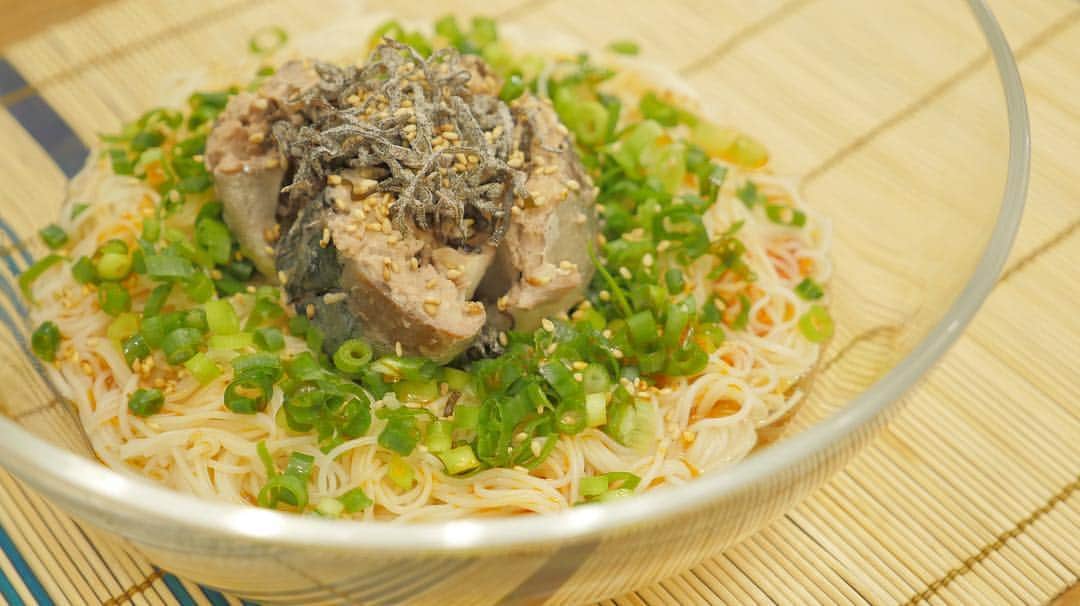 クドのインスタグラム：「今流行り「サバの水煮缶」を使った簡単そうめんアレンジレシピをYouTubeに公開しました。 ごま油の芳ばしい香りと刻みねぎ、鯖の相性がバッチリです。 包丁いらずで簡単に作れるので是非チェックしてみてね！  #鯖缶 #サバ缶 #さば缶 #鯖の水煮缶 #そうめん #そうめんアレンジ #レシピ」