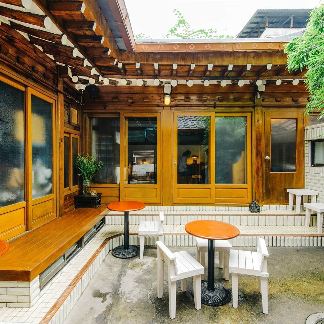 HereNowさんのインスタグラム写真 - (HereNowInstagram)「Imagine cafe and bar in a traditional Korean house. @germany_house has a unique experience for you! 혼술하기 좋은 핫플레이스! 대학로의 한옥 카페 & 바 Recommended by @woochi_jeon. . . . #herenowcity #wonderfulplaces#beautifuldestinations #travelgram #instatravel #travelingram #igtravel #livefolk #instapassport #optoutside #stayandwander #hbouthere #beer #beerlover #drinkbeernotwater #seoul #ソウル #ソウル旅行 #서울 #한국 #꼭가볼 #명소 #韓國自由行 #首爾 #주말스타그램 #불금 #germanhouse」7月24日 19時25分 - herenowcity