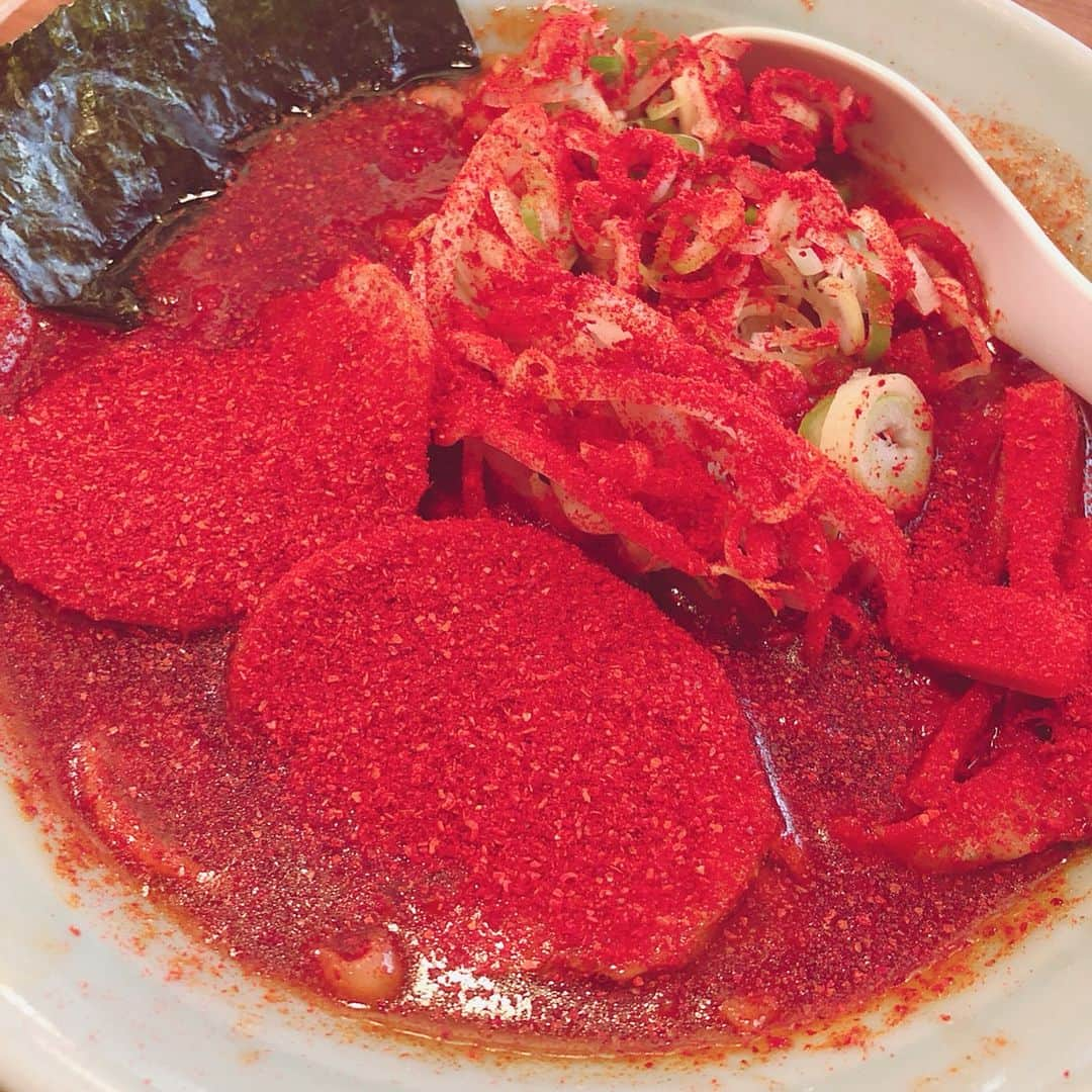 激辛アミーゴのインスタグラム：「新代田にある麺通に行ってきました🌶 カラフトラーメンのヤバ辛‼️ 縮れ太麺がタップリの唐辛子と背脂をしっかりと絡ませて、口の中で合わさり、このお店スープが絶対美味しいよぉ〰なんて言ってるそばから唐辛子のストレートパンチが飛んでくる感じ‼️笑 ンな感じだったので、普通レベルも食べてみました‼️ スープ美味しいです。  #激辛 #激辛料理 #激辛グルメ #激辛好き #激辛部 #激辛女子 #辛スタグラム #激辛アミーゴ #カラミーゴ #新代田 #ラーメン #辛い料理 #일본라멘 #매운맛 #spicy #spicyfood #hotfood  #超级辣 #铃木亚美」