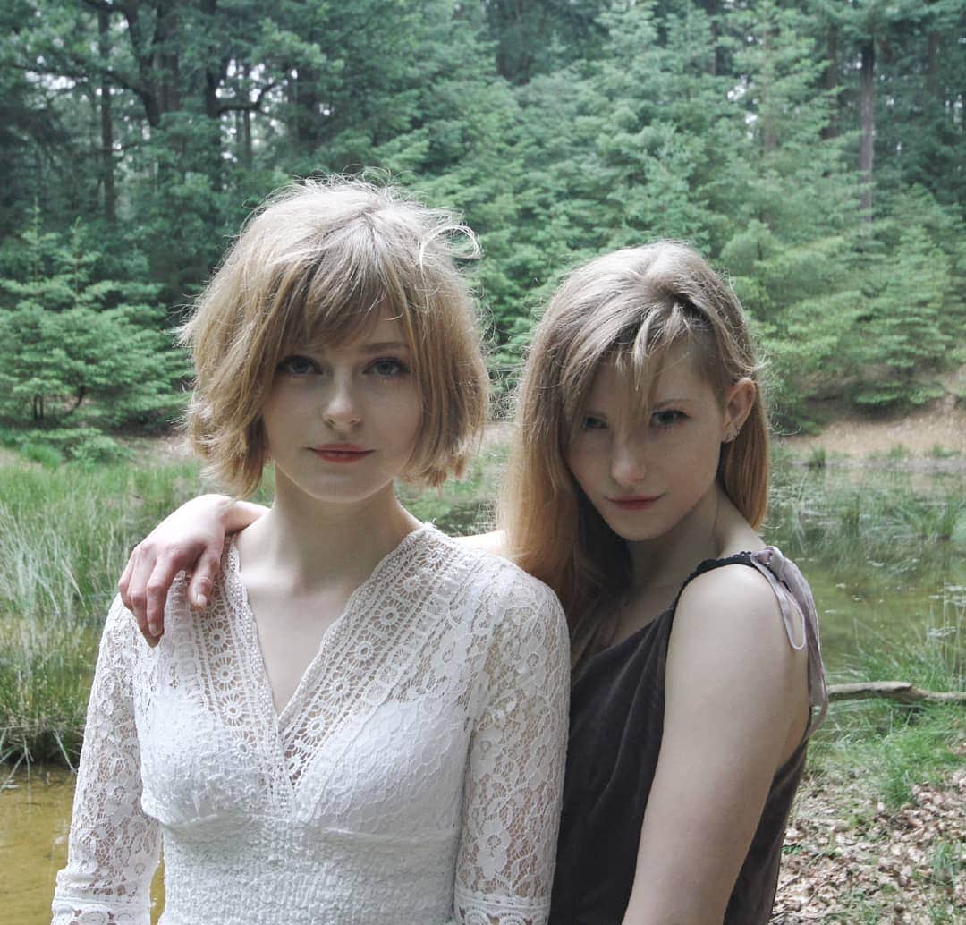 Ella Freyaのインスタグラム：「👭🏼💖 #identicaltwins #butnotreallyidentical 📸:@darkwrin」