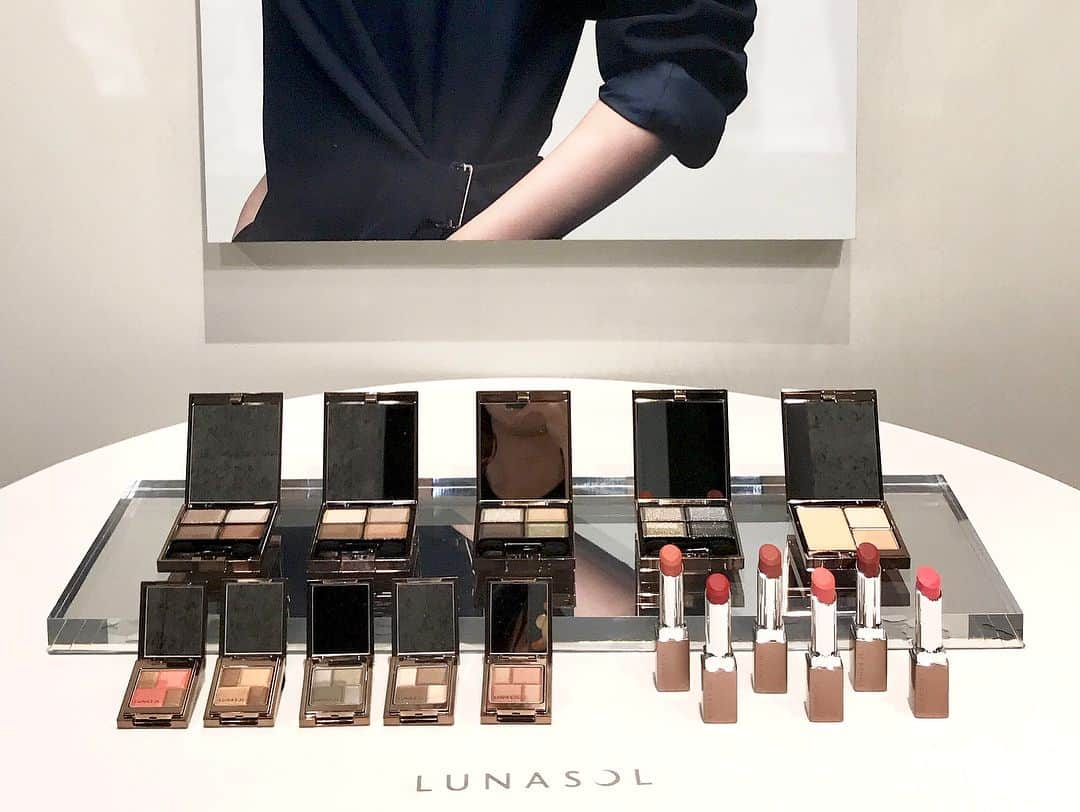 beauty news tokyoさんのインスタグラム写真 - (beauty news tokyoInstagram)「・ LUNASOLから2018秋コレクションが発表されました❣️ この秋のメイクアップコレクションのテーマは『憬浄化（akogare jyouka）』 ・ まるで映画のワンシーンのような美しい街並みの石畳のある情景からインスパイアされたアイシャドウやリップが発売されます。 ・ 深みのあるシックな色合いは、透けるような繊細さをあわせ持つ、洗練された奥行きある表情が愉しめます☺️ ・ 秋コレクションを使用したトレンドメイク方法などは、後ほどサイトにアップするので、チェックしてみてくださいね😆」7月24日 21時17分 - beautynewstokyo