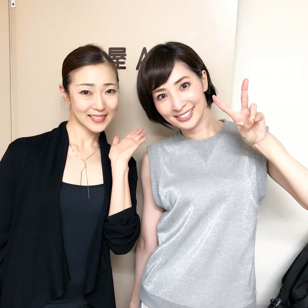のインスタグラム：「☺︎ラヴ戦争☺︎ 宝塚の同期が 観に来てくれました☺︎ * 1枚目は みずほ(夢路ほのかちゃん) いつも忙しいのに必ず観に来てくれて 納得させられる感想を言ってくれるみずほ☺︎ 本当に嬉しい☺︎ 2枚目は ひー(花純風香ちゃん) 花組時代 沢山支えてくれた ひー。 今はお母さんとして忙しいのに来てくれて嬉しかったなぁ☺︎ 3枚目は 樹里(瀧川末子ちゃん) 樹里はバッグを作っていて、私が持っているこのバッグも 樹里の手作り♡ #CHICFLIC #TweedStyle 因みに樹里が持っているバッグは#conybigsmile 凄い才能だなぁ〜☺︎早速 使わせてもらいました♡ とっても可愛くて かなりお気に入り⤴︎ ありがとうーーー！！！ 4枚目は 京ちゃん(雪路かほちゃん) 京ちゃんとは星組時代一緒で、 いつも楽屋でワイワイしていました♪ 結婚してとても幸せそうで嬉しかったなぁ〜♡ 今はそれぞれ違う生活をしていても 会えば昔と何も変わらない、、、 本当に幸せなことですね✨ #集合ーーーー #ラヴ戦争 #宝塚 #81期生 #夢路ほのか ちゃん #花純風香 ちゃん #瀧川末子 ちゃん #雪路かほ ちゃん #嬉しかったなぁ本当に #真飛聖」