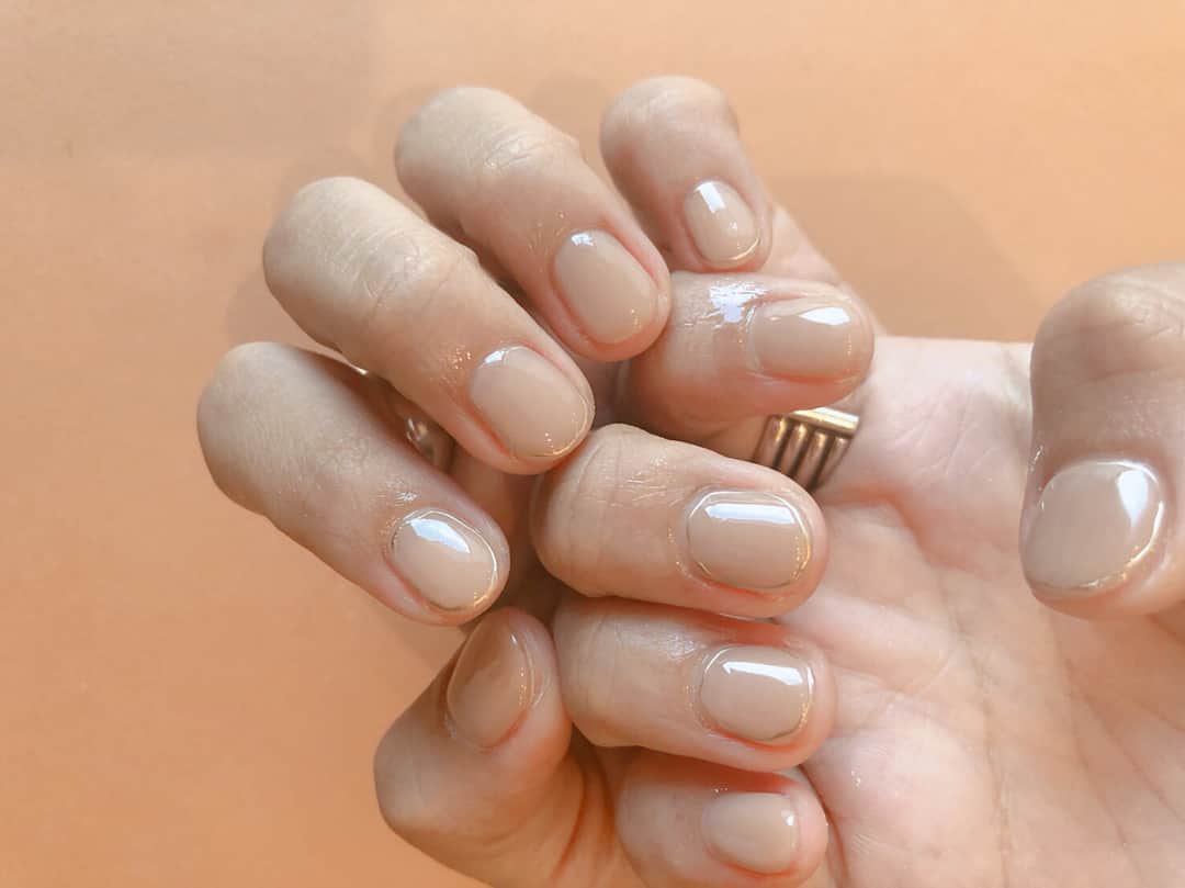 近藤千尋のインスタグラム：「ストーリーばかり 更新していました😵💖 new nailさん💅 そして親友ちゃんのブランド @dlaw_jewelry  の リングもお持ち帰り🌈 りーちゃんいつもありがとう❤️ ハンドはただのベージュに見えて 違うんだなぁ🤤🤤🤤🤤」