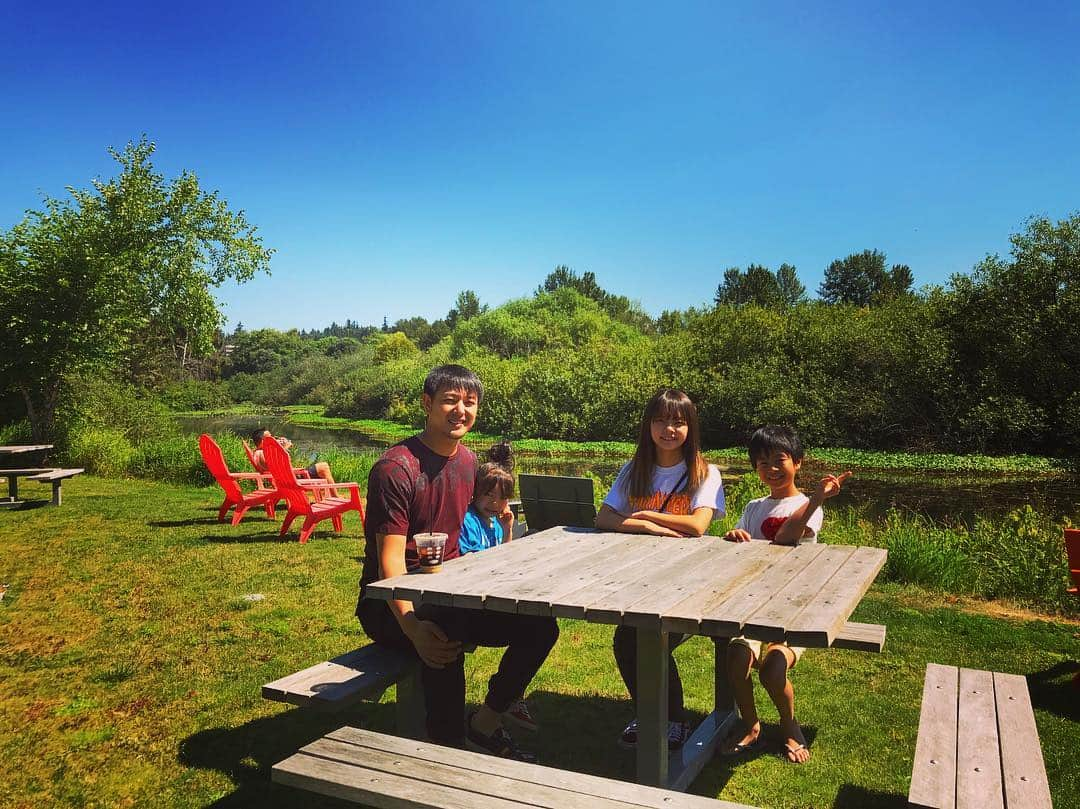 岩隈久志さんのインスタグラム写真 - (岩隈久志Instagram)「Me and my kids😊 We have a lunch before practice! Photo by my wife😊 練習前に久々に家族５人でブランチをしました！ 天気も良く、気持ちよかったです☀️」7月25日 3時42分 - hisashiiwakuma_21