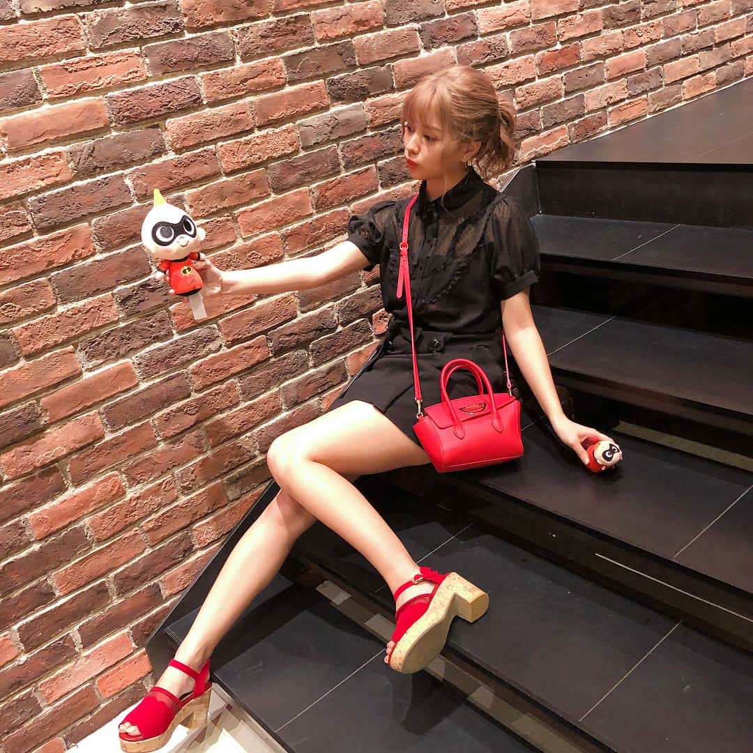 徳本夏恵（なちょす）さんのインスタグラム写真 - (徳本夏恵（なちょす）Instagram)「わーたすけて〜わーたすけて〜。 。 。 でっかいのにたべられる〜めっちゃみられてるーわしずかみだーうわーーー。 。 たべるわけないよっ😍 かわいいむすこよ😚😚😚 。 ちゃんちゃん。  #インクレディブルファミリー #インクレコーデ トップスAnk rouge スカートCECILMCBEE バックSmanthatabasa」7月25日 0時08分 - nachos_kimono