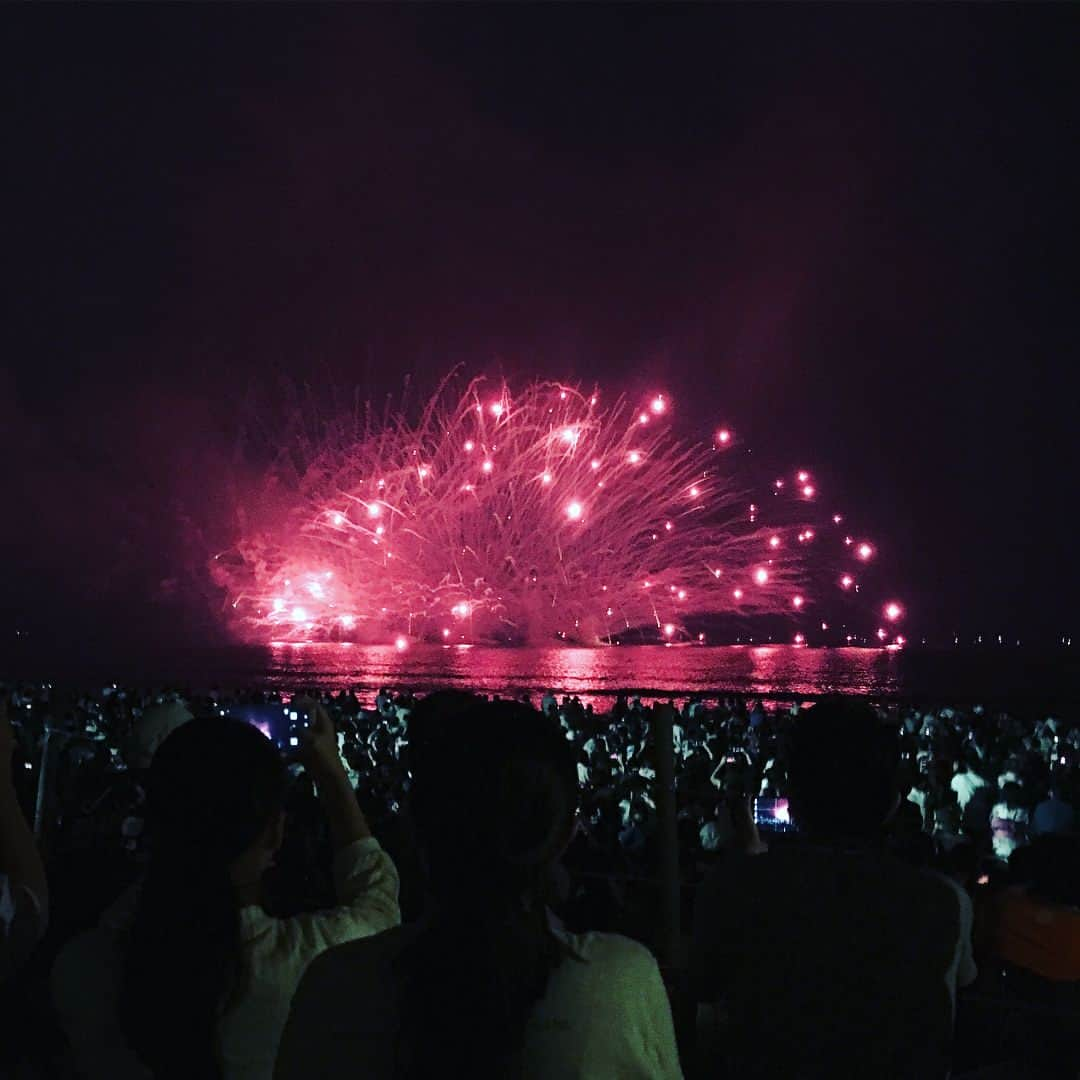 巻野わかばのインスタグラム：「第70回鎌倉花火大会。 海の家『パパイヤ』におじゃましました❣️ 写真撮り忘れたけど久しぶりに会えた皆さんと✨手書きの予約席がなんだか温かくて嬉しかった💕  夏が終わらないうちに次は海沿い走りに行きたいです🏖w  いただいたコメント返すのが遅くてごめんなさい🙏ゆっくり返します🙌  いつもありがとうございます☺️ ✨✨ おやすみなさい😴⭐💤 #花火大会 #鎌倉 #由比ヶ浜 #海の家  #パパイヤ」