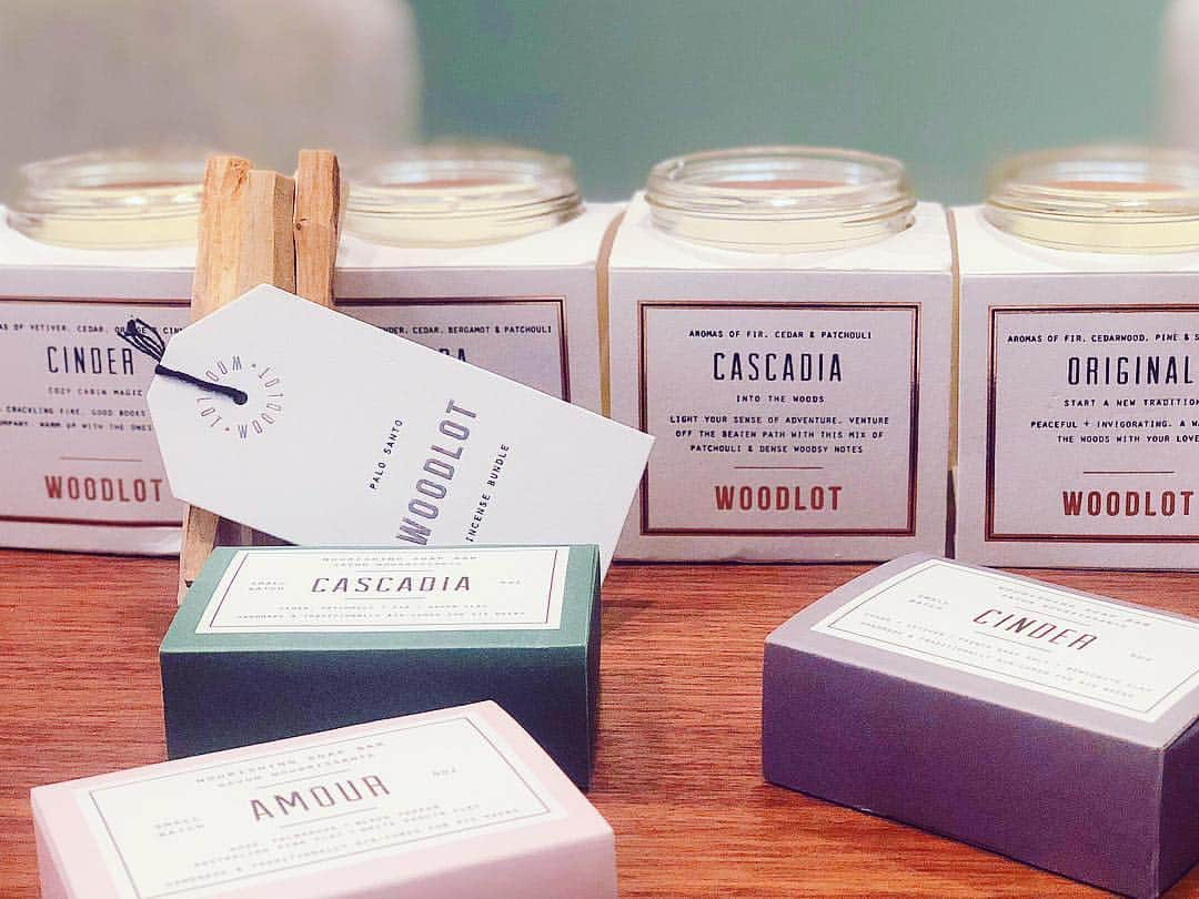 内山理名さんのインスタグラム写真 - (内山理名Instagram)「This candle is the pleasant smell of something such as a flower or wood...🍃🌹 ・ CASCADIA♡ ・ #woodlot #canada #woody #soycandles #omochabako」7月25日 12時56分 - rinauchiyama_official