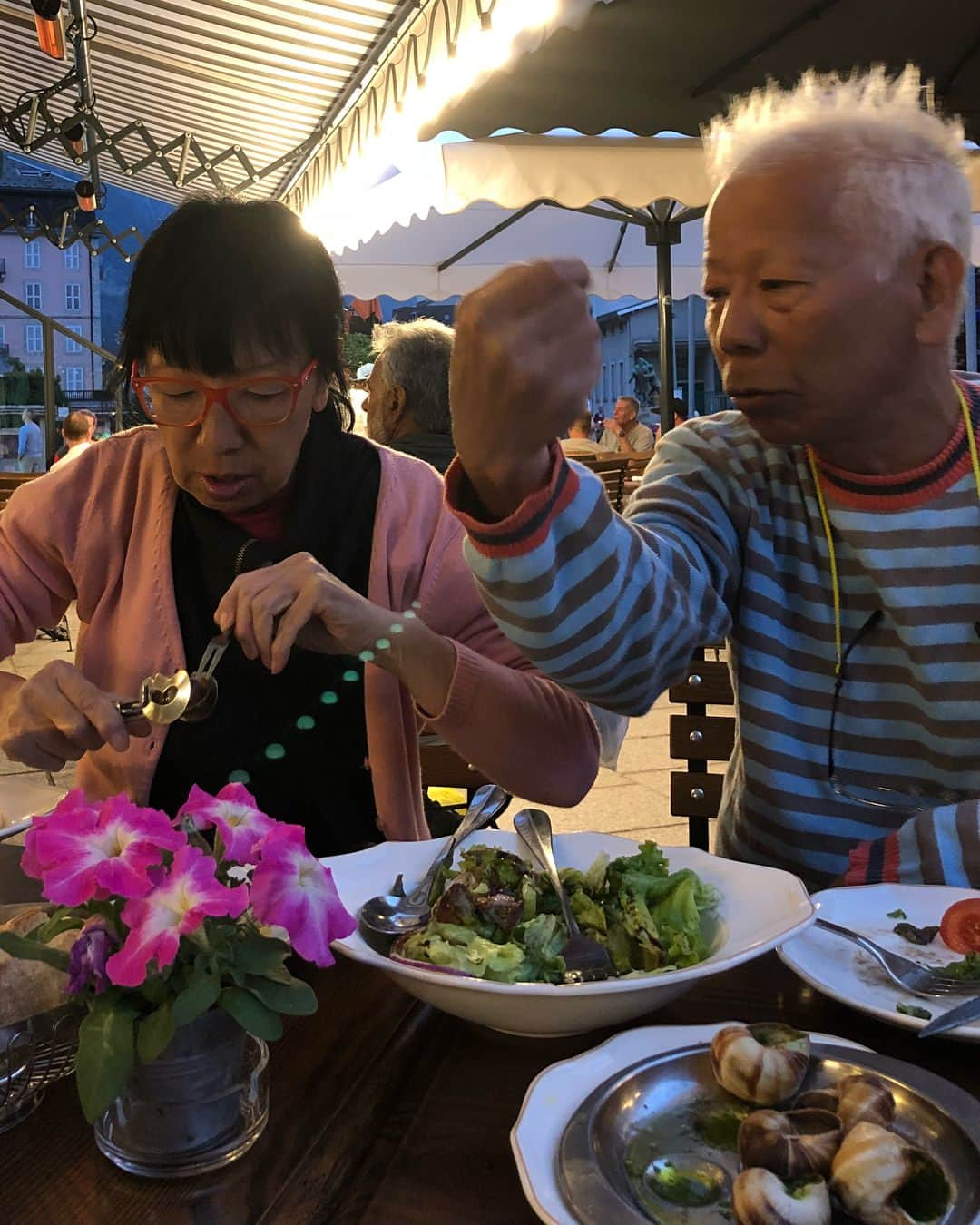 白石阿島さんのインスタグラム写真 - (白石阿島Instagram)「Funny story, I didn’t know how to use the escargot tongs so one of the escargot shells slipped and went flying to the street. Good thing the waiter was a good sport and laughed with me😂 Someone needs to teach this family some French culinary etiquette. Last pic is my dad showing mom the scoop beta👌 France treated us well, thank you. Arco! Next!」7月25日 7時22分 - ashimashiraishi